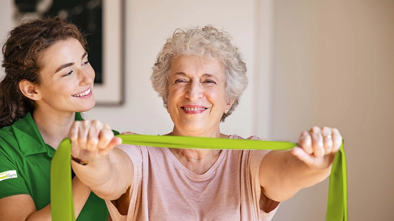 Eine Frau trainiert eine Seniorin