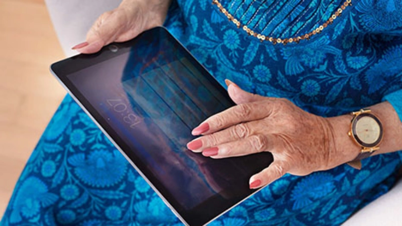 Une femme avec une tablette électronique