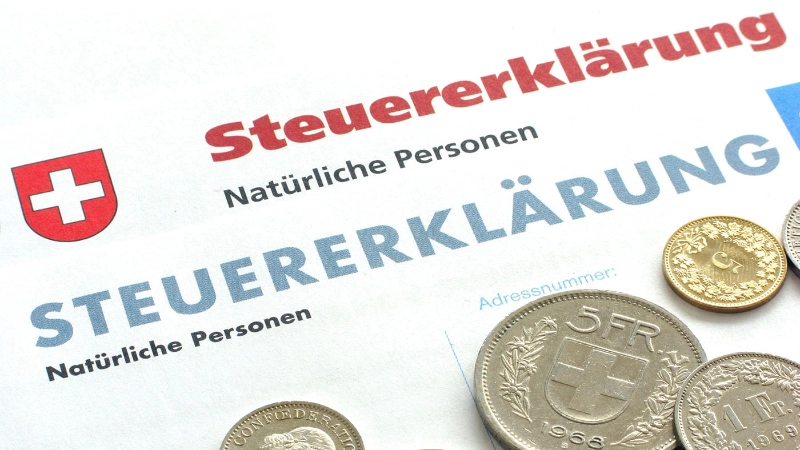 Steuererklärungsformular und Münzen