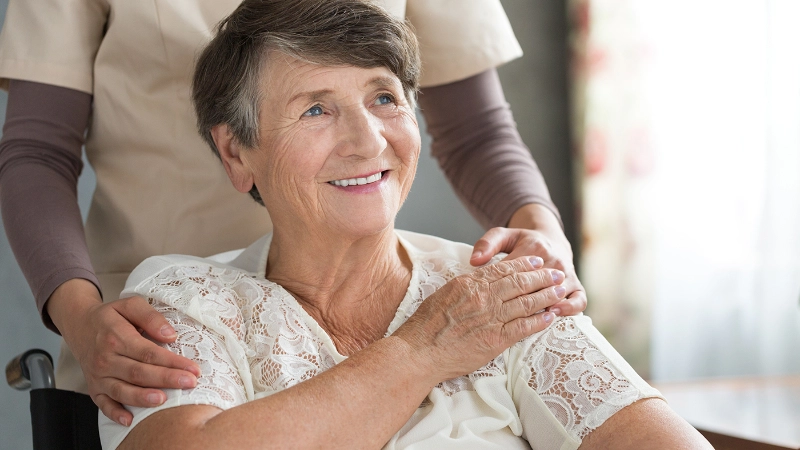 Grazie alle cure palliative, un'anziana affetta da una malattia incurabile può affrontare la fine della sua vita in modo autonomo, senza dolore né paura.