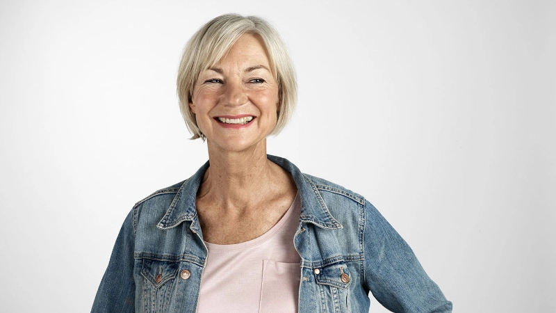Frau mit Jeansjacke