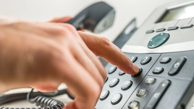 Hand wählt Telefonnummer