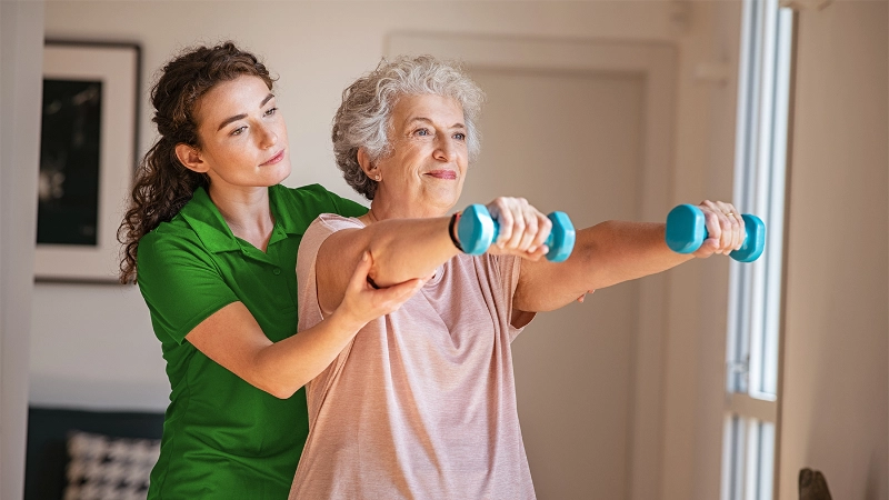 Une senior faisant du sport chez elle avec son coach Domi Gym
