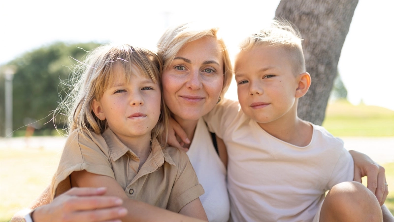 Jeune veuve avec leurs enfants