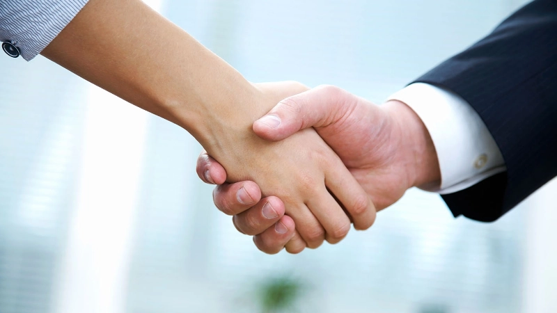 Zwei Personen geben sich die Hand