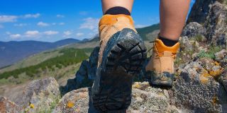 Wandern. Schuhe von hinten
