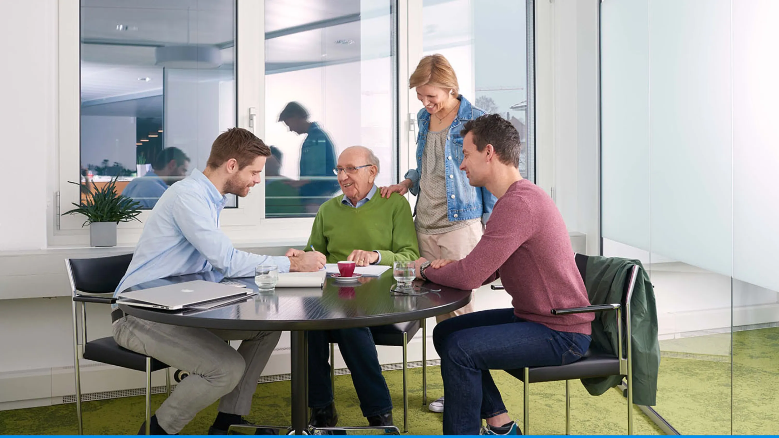 Familie am Tisch in Beratungssituation