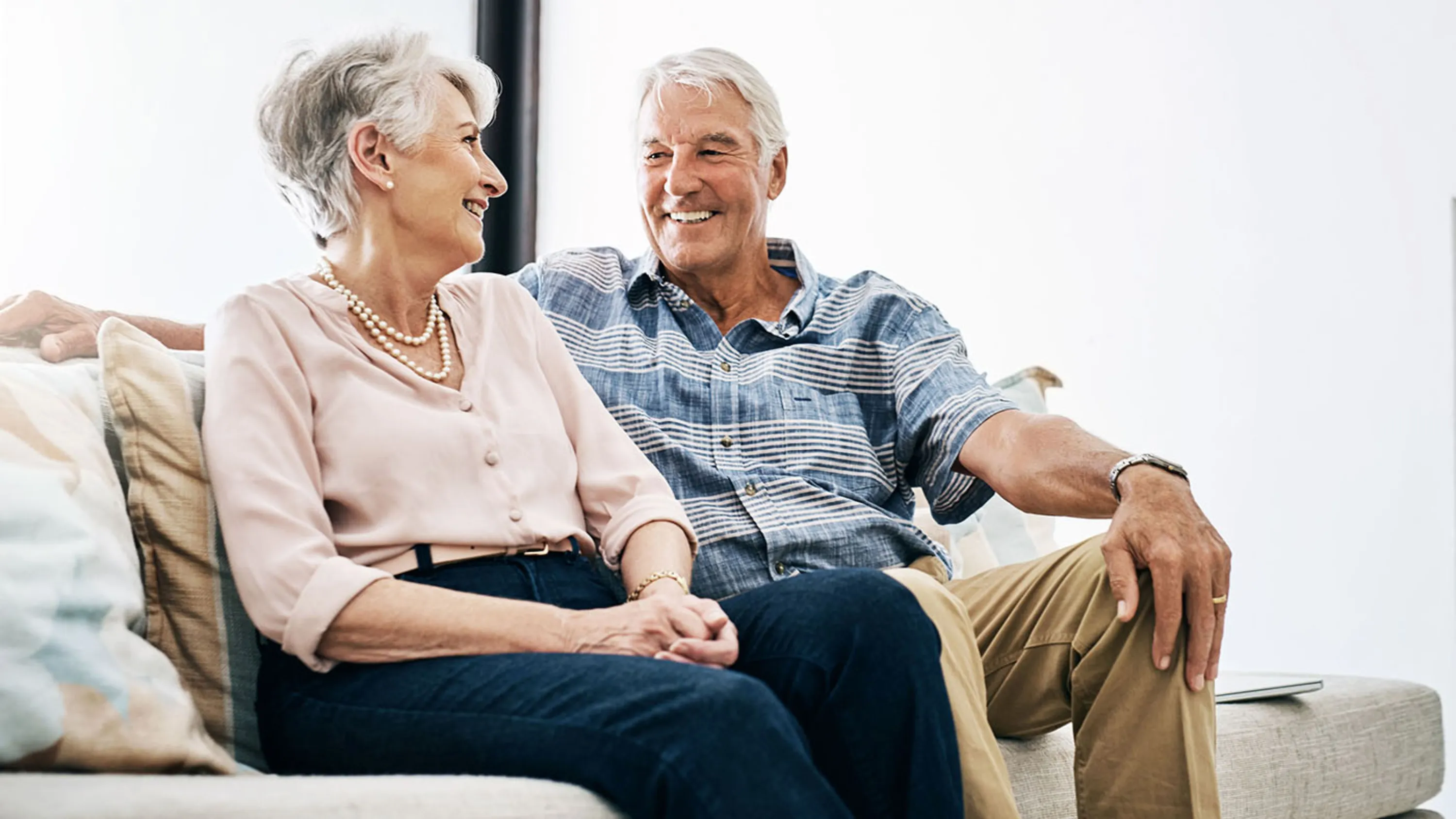 Ehepaar_sitzt_auf_Sofa_und_redet