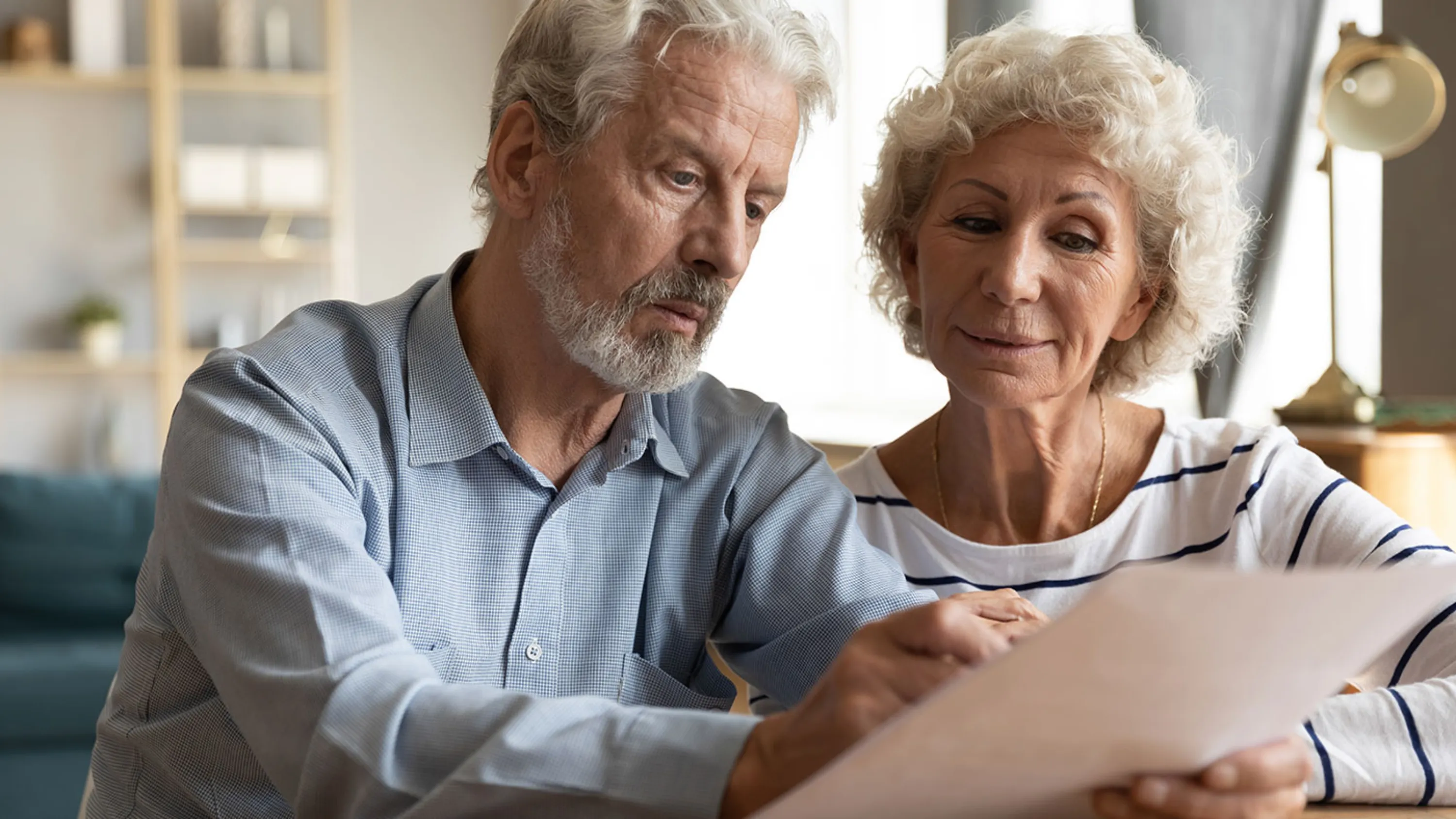 Mann und Frau lesen Unterlagen