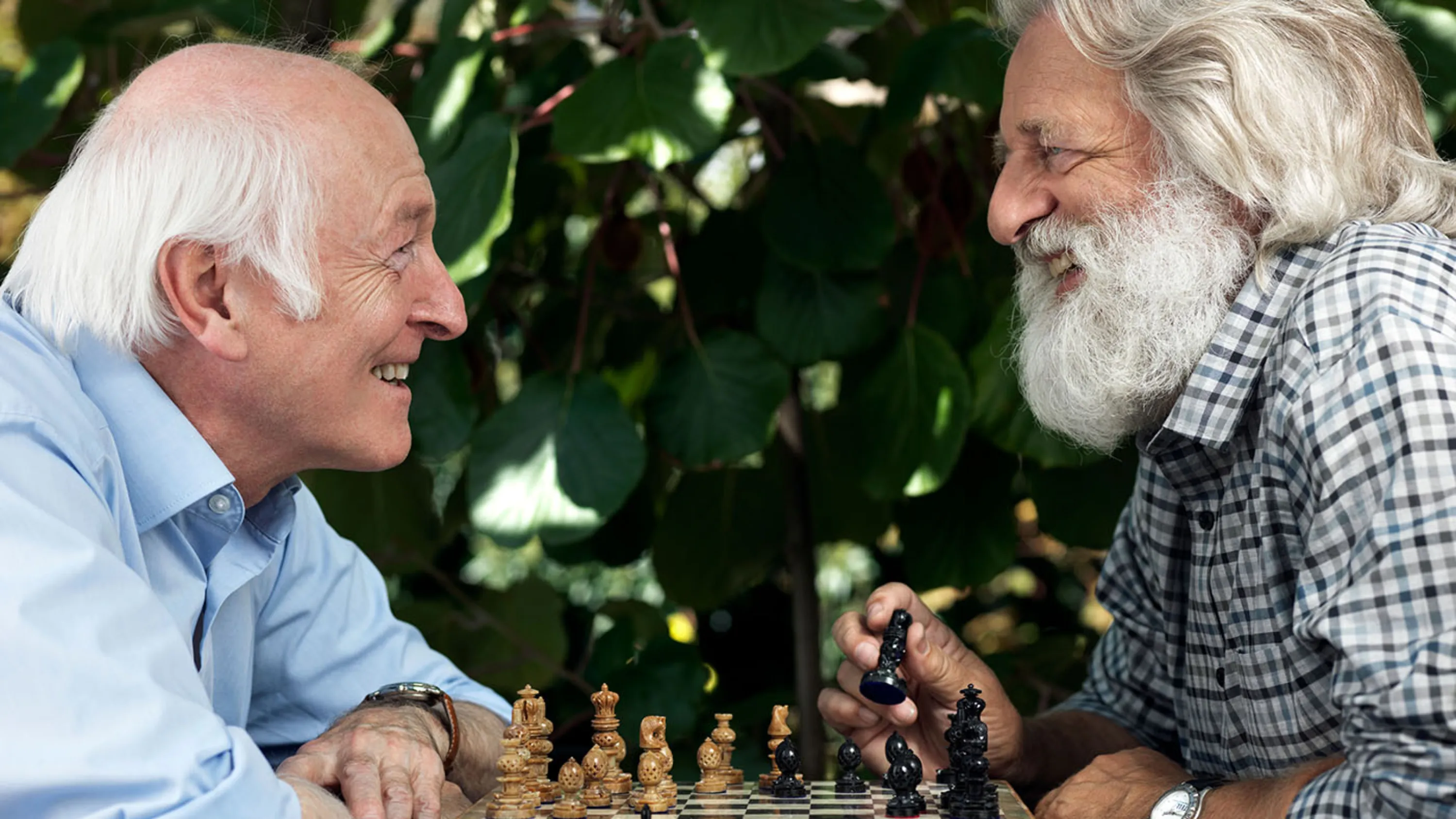 Schachspielende Männer