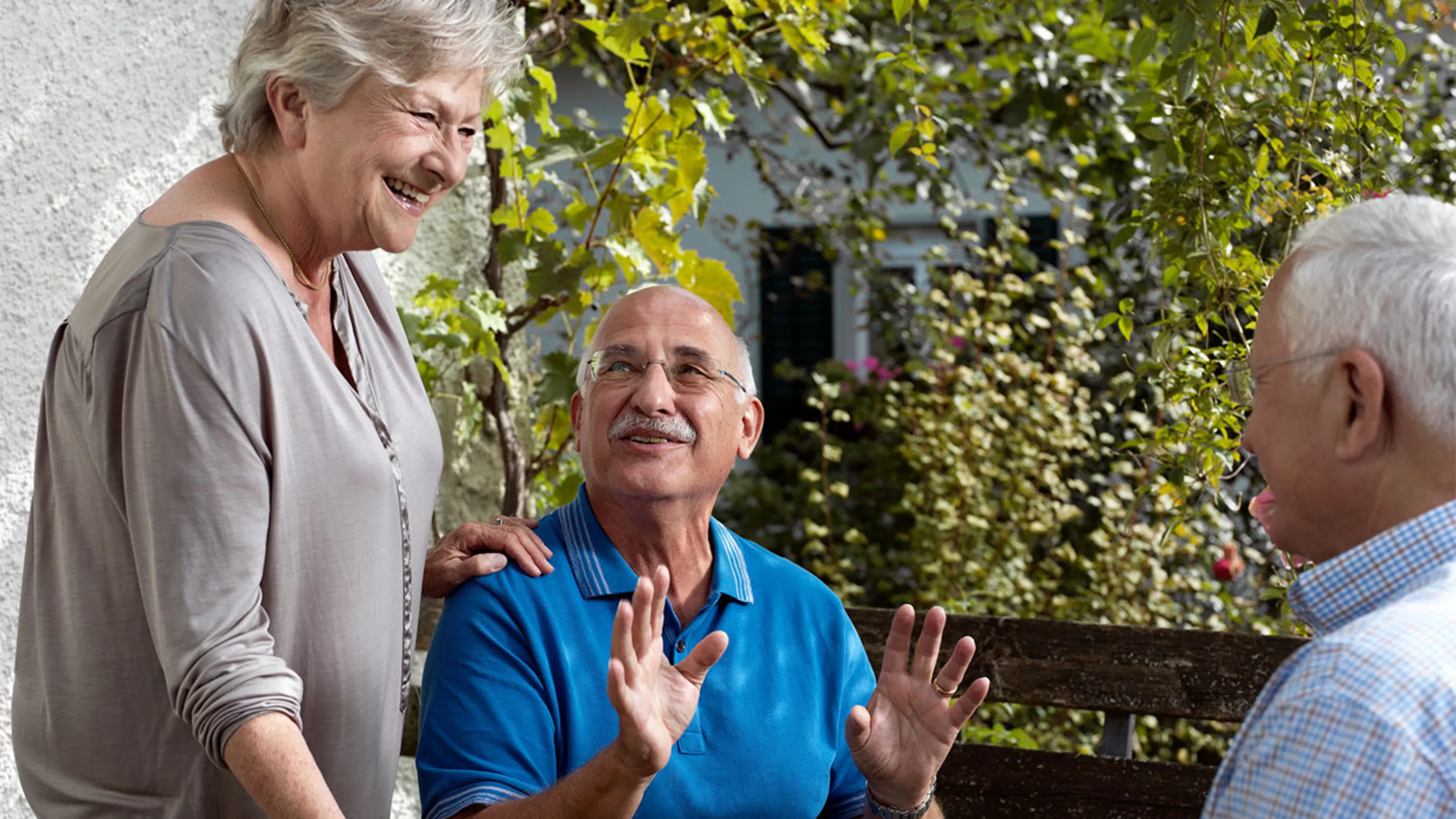 Draussen gemeinsam essen und diskutieren.