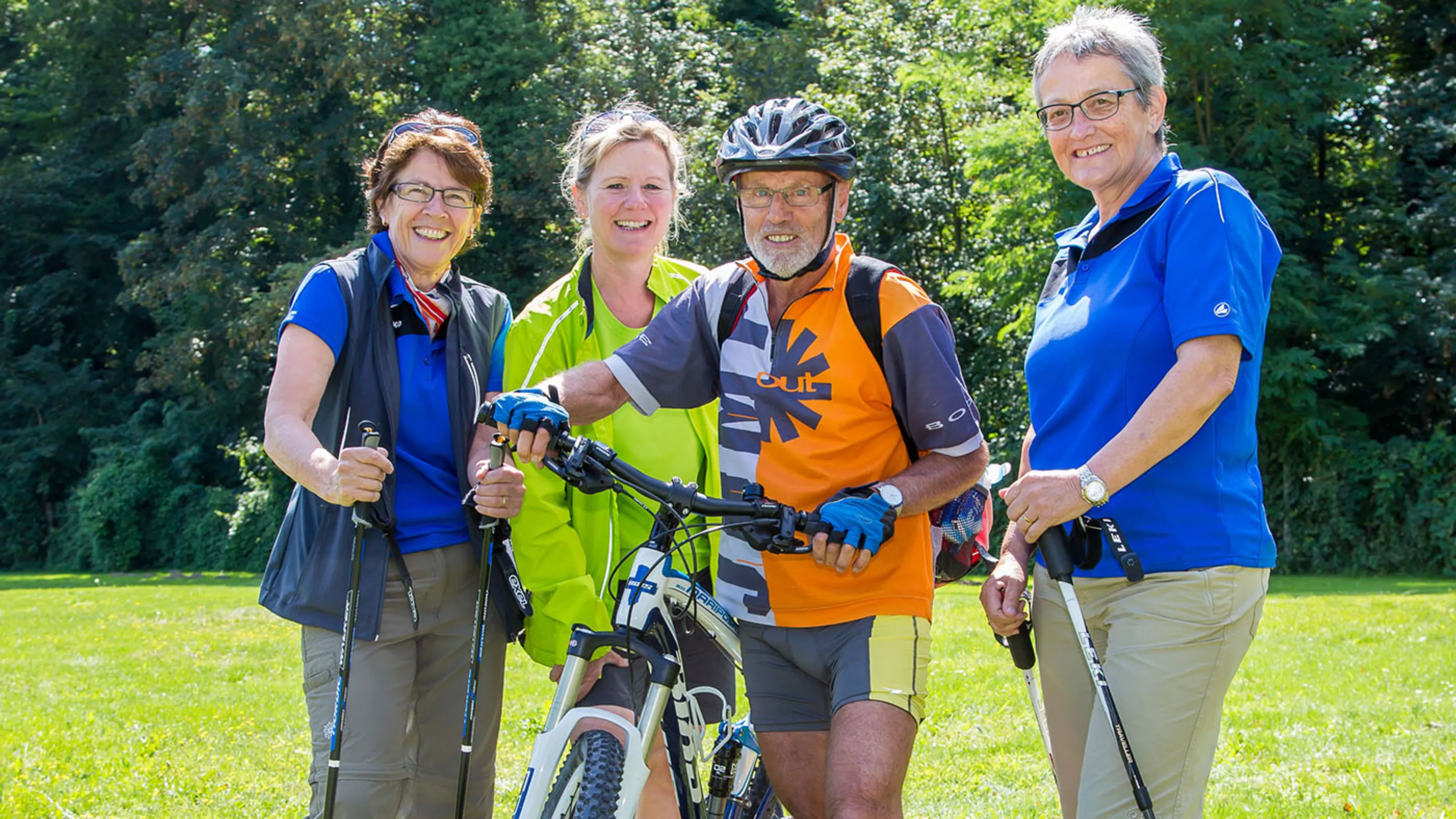Gruppe Menschen unterwegs in der Natur