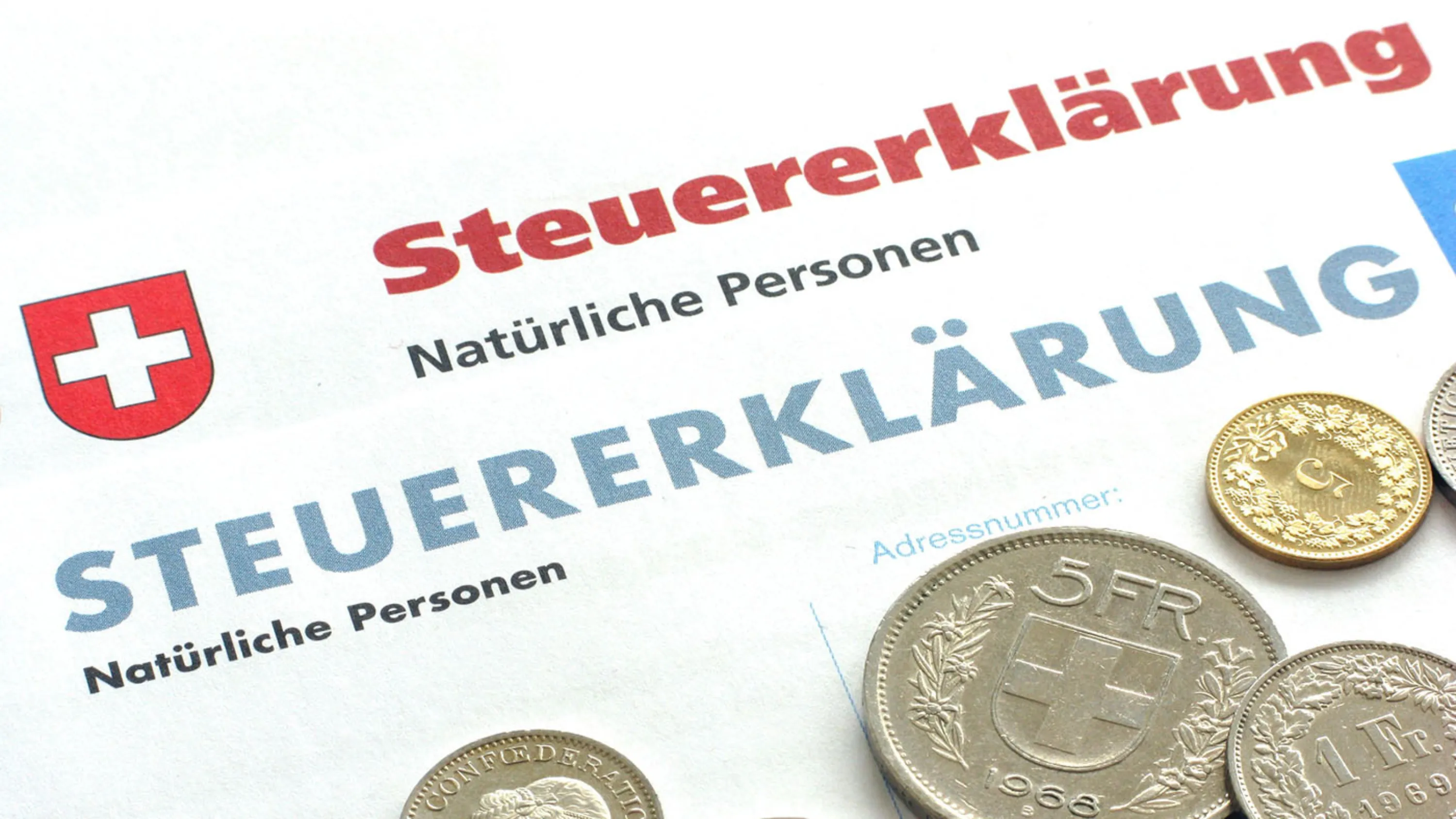 Steuererklärungsformular und Münzen