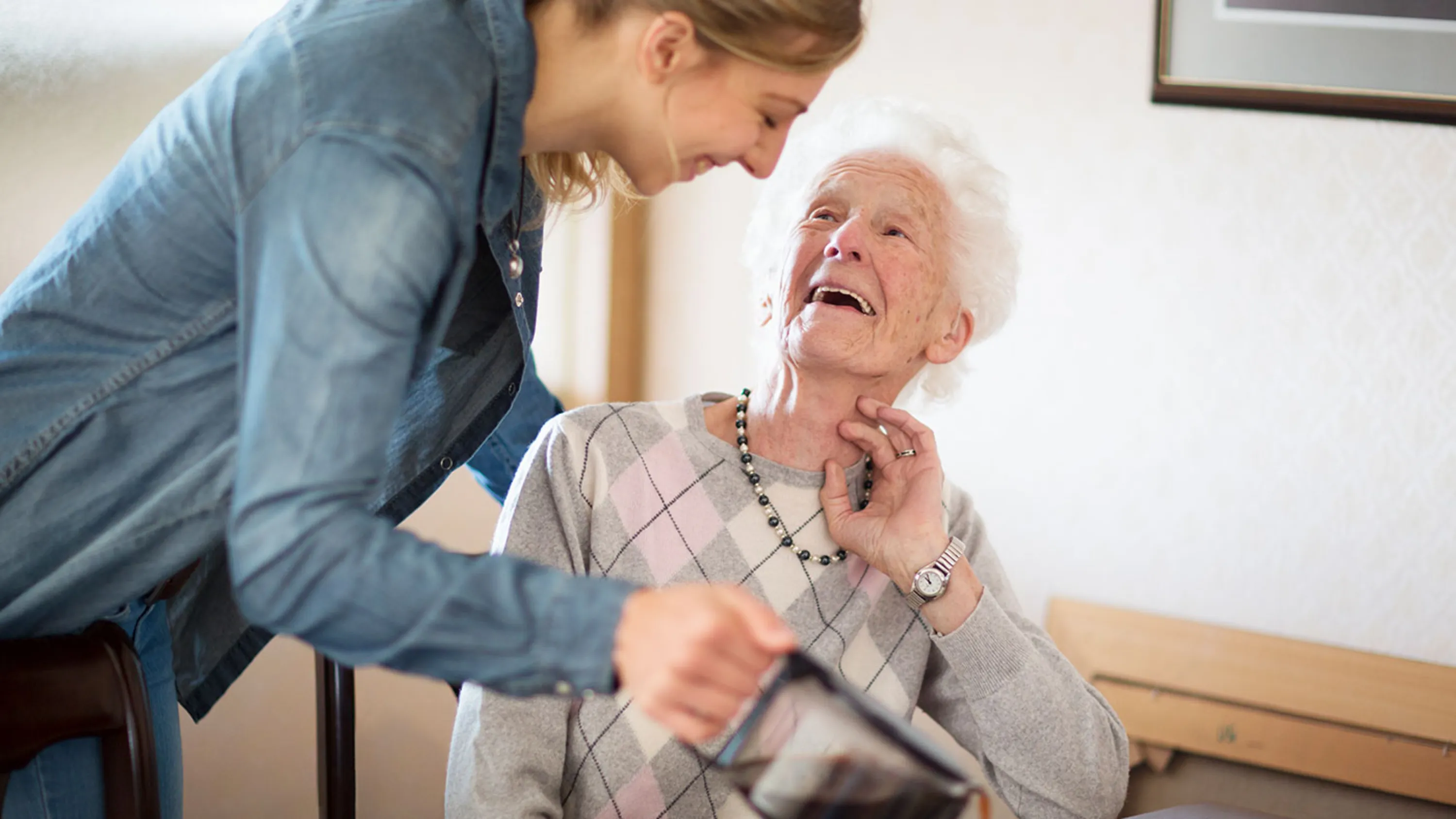 Junge Frau schenkt Kaffee ein