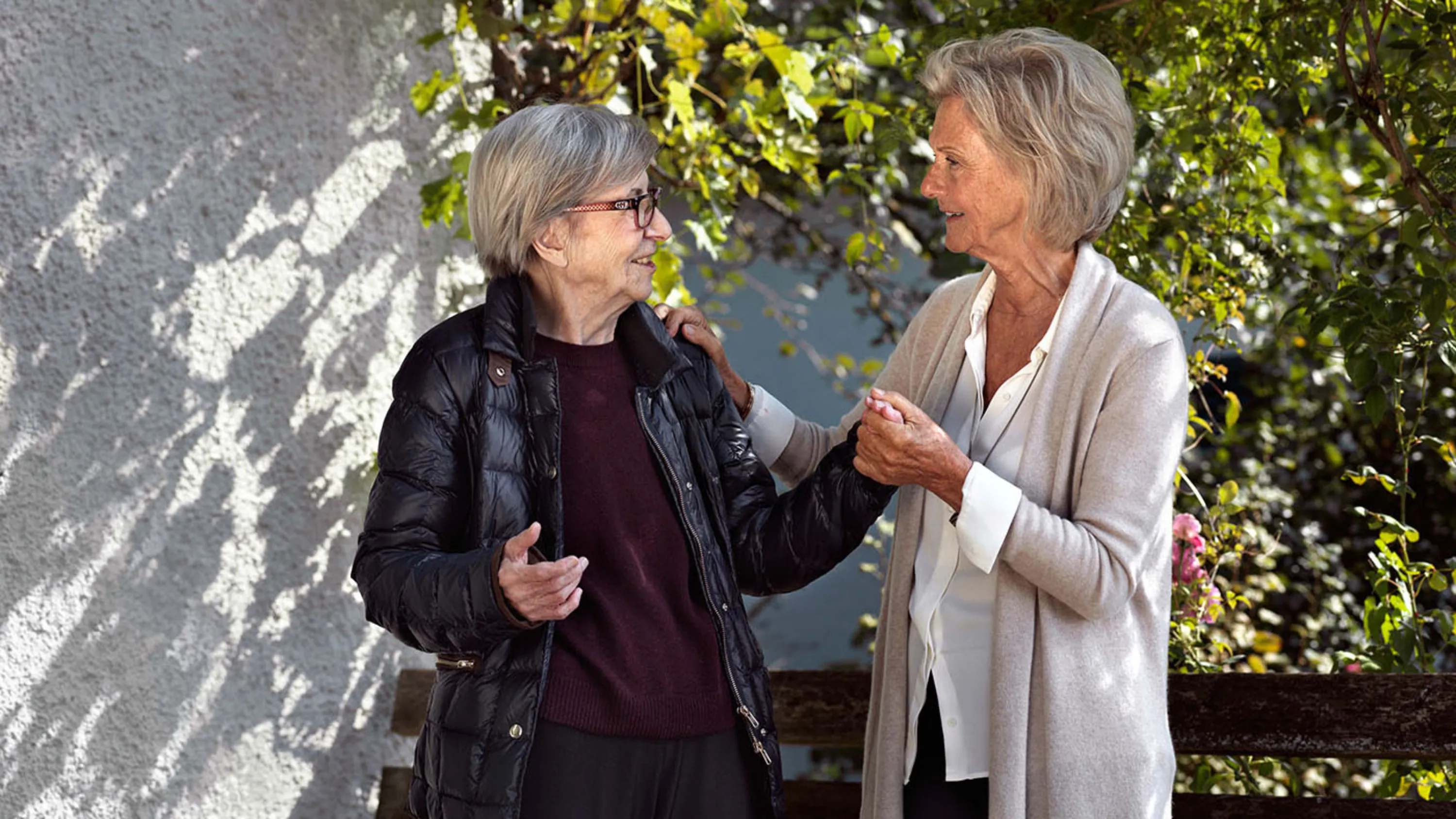 Frau begleitet ältere Frau