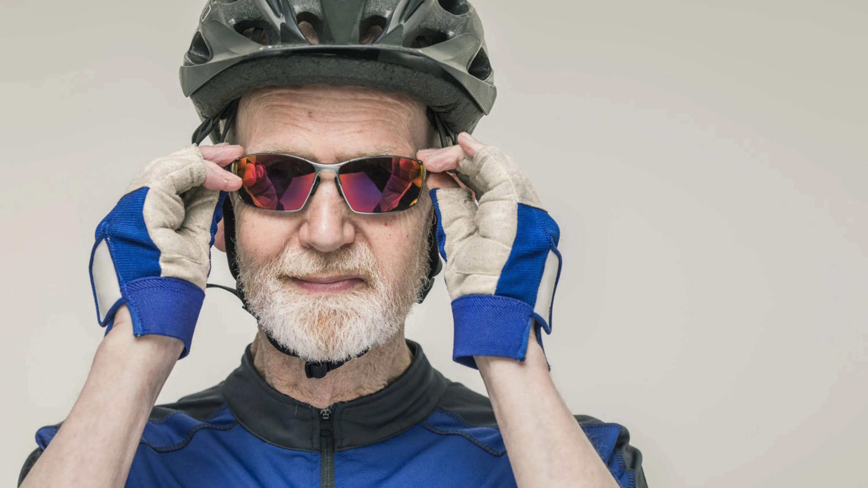 Mann mit Velohelm und Brille