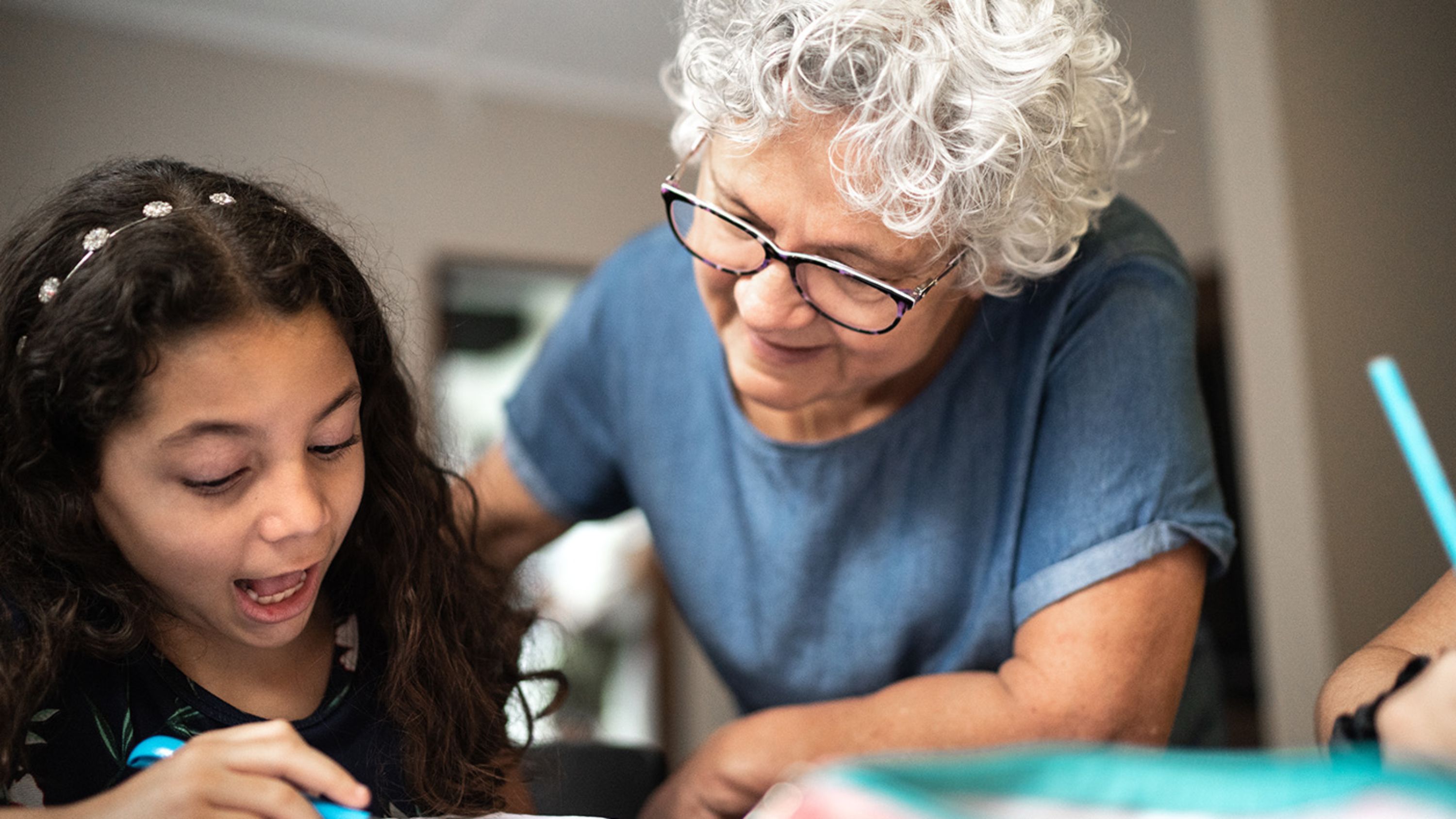 Seniorin hilft einer Schülerin