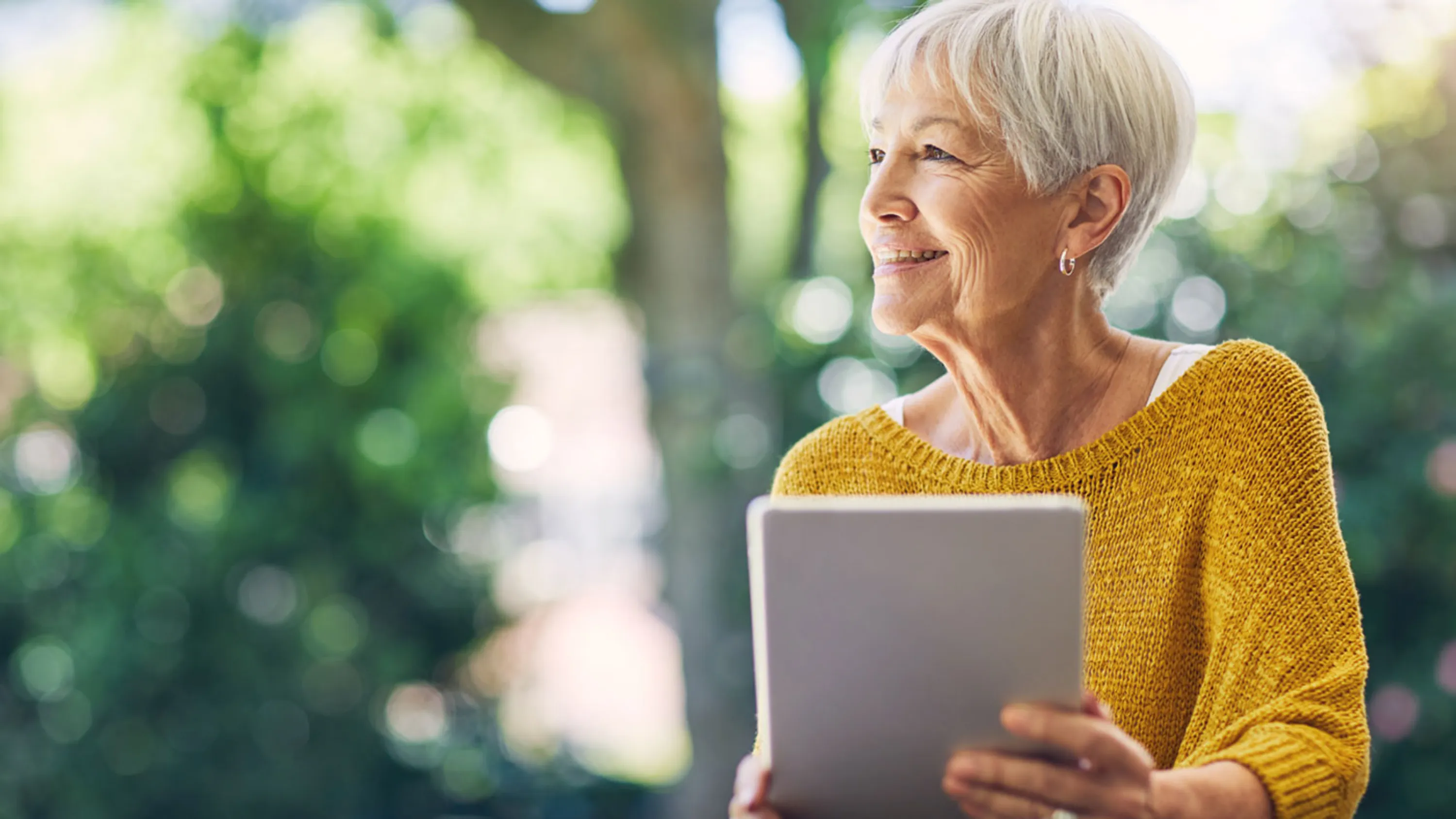 Dame mit Tablet bei Abklärung