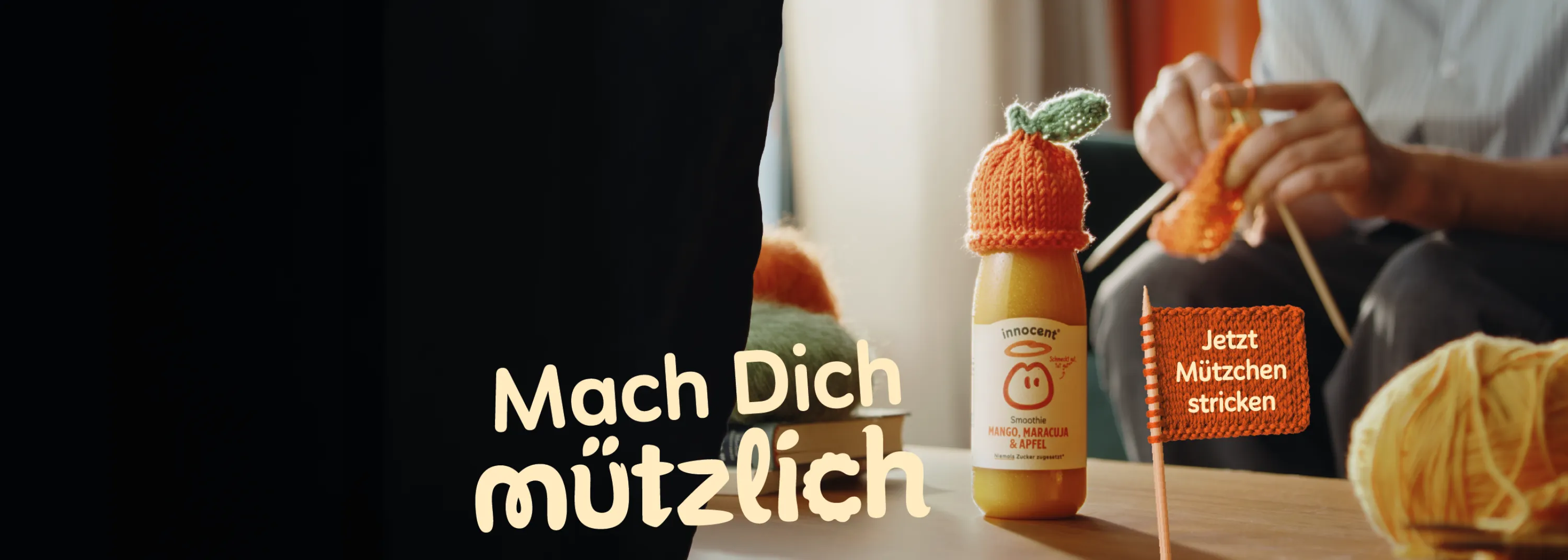 Smoothie-Fläschchen und strickende Hände