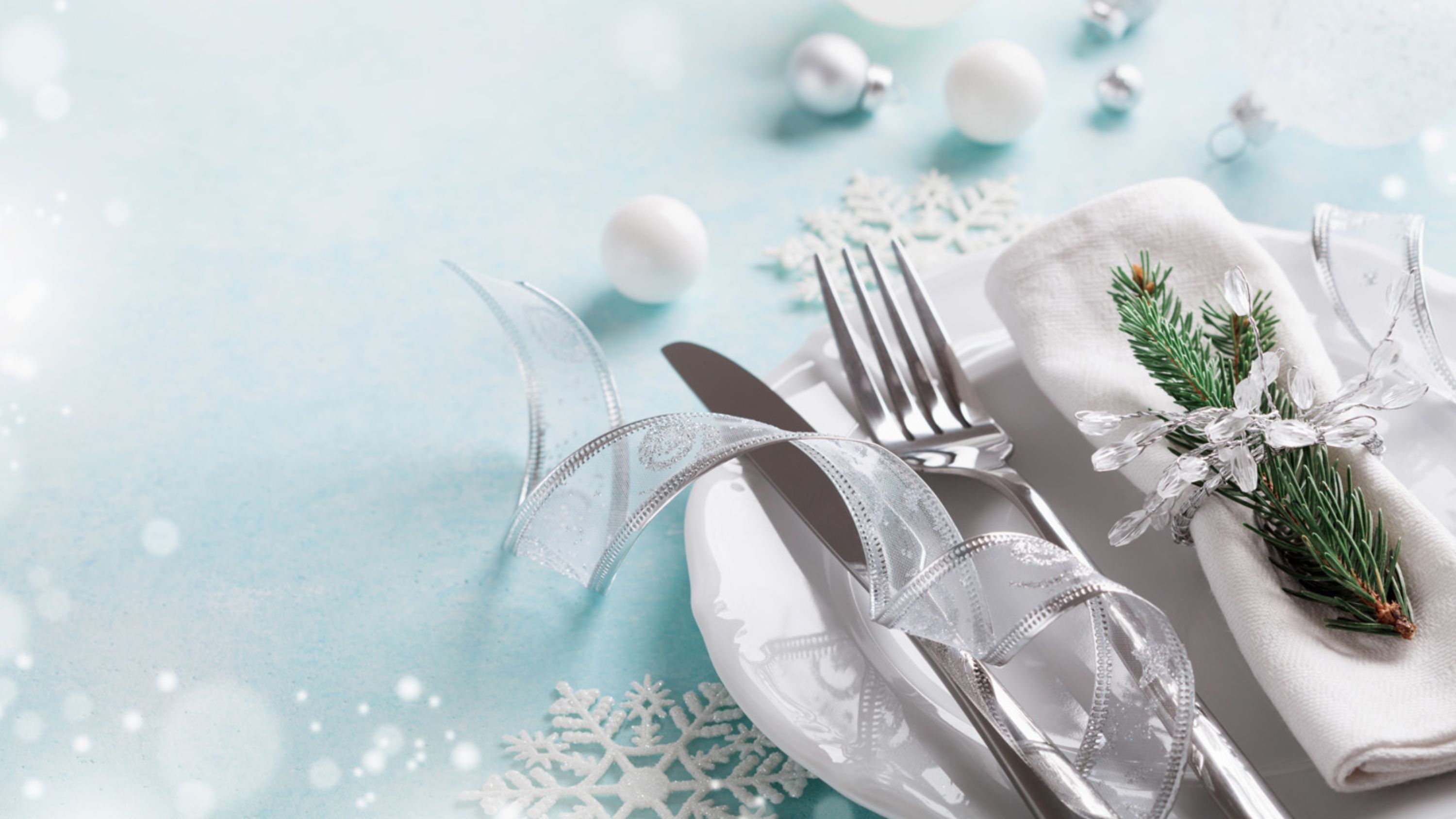 Weisser Teller mit Servietten