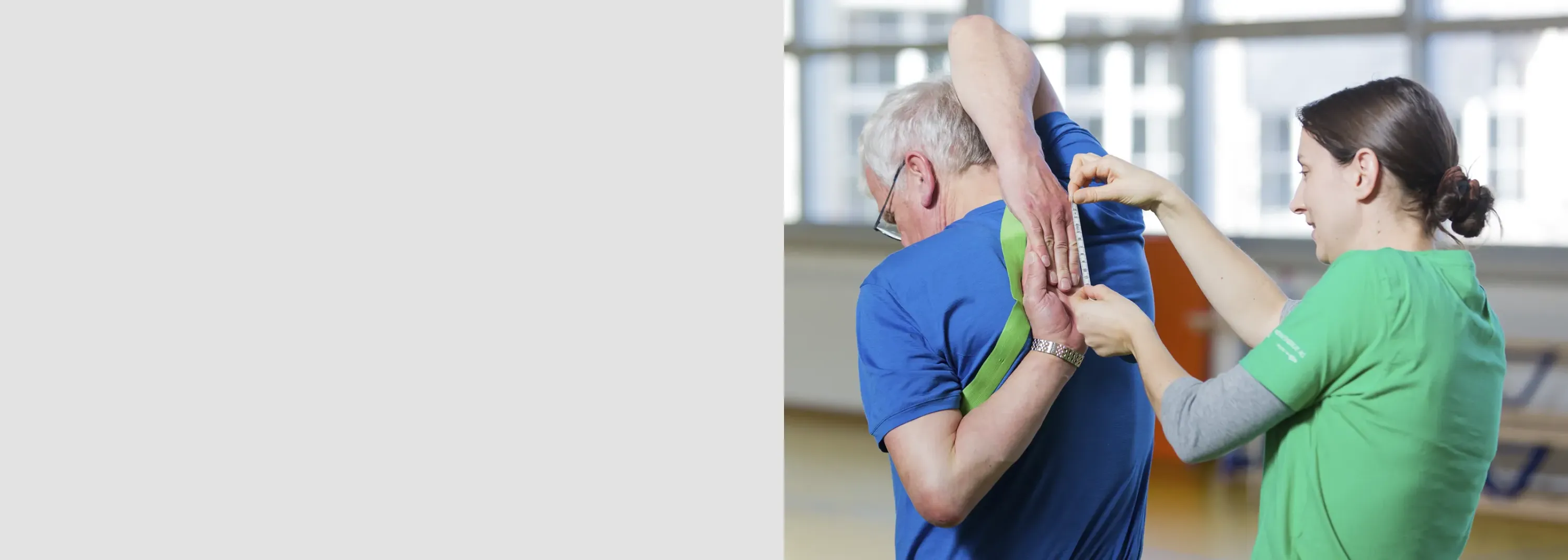 Sportgruppenleiterin unterstützt Senior