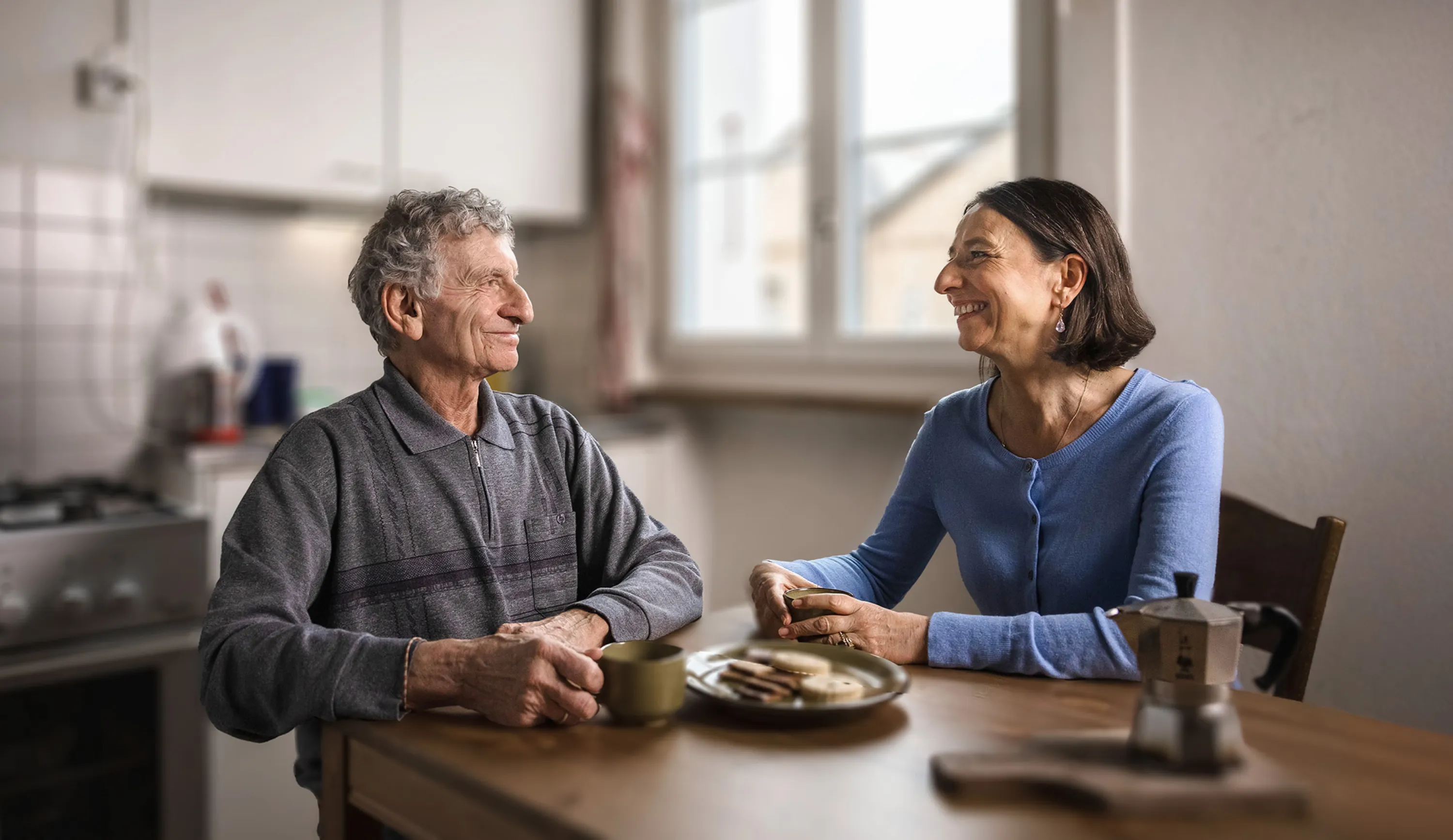 Dame sitzt einsam vor einem Geburtstagsküchlein