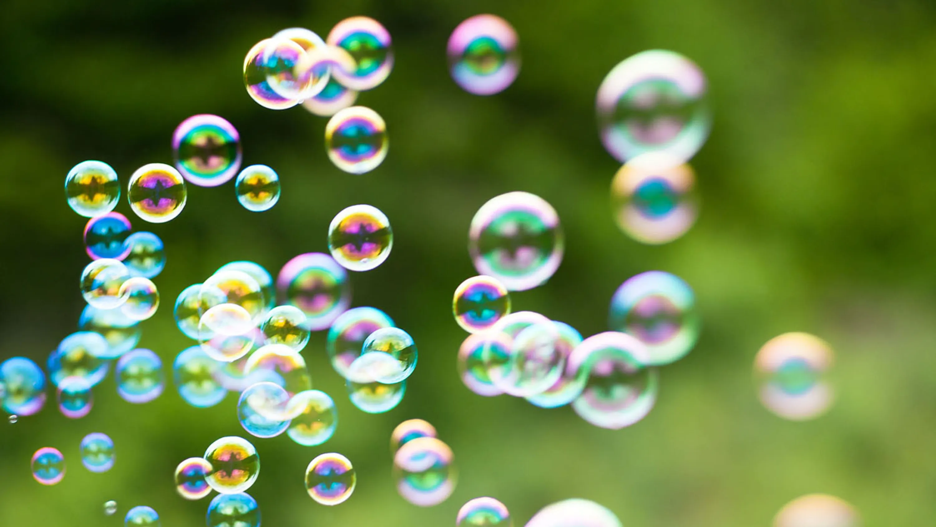 Seifenblasen vor grünem Hintergrund