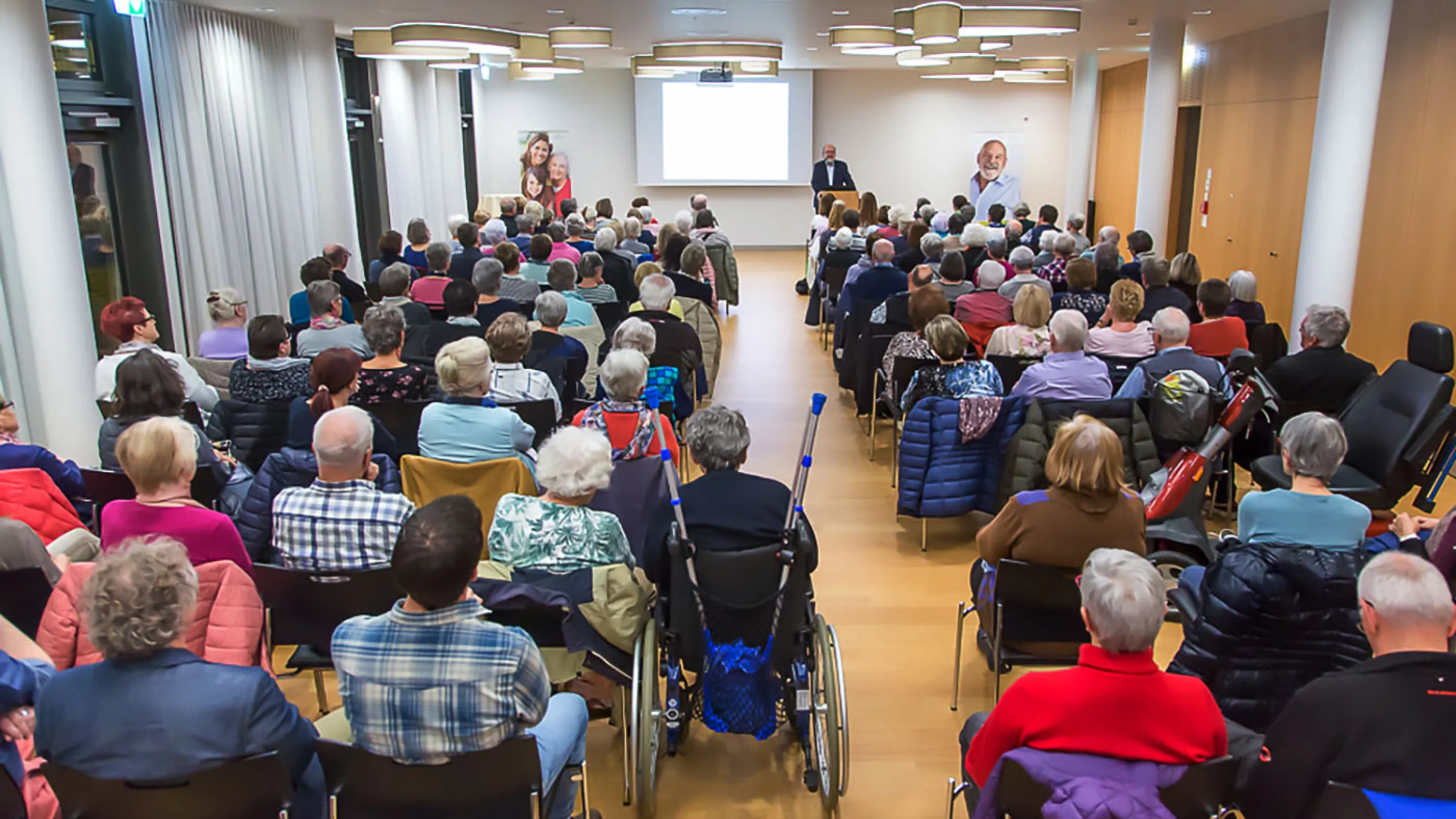 Menschen schauen Richtung Referent
