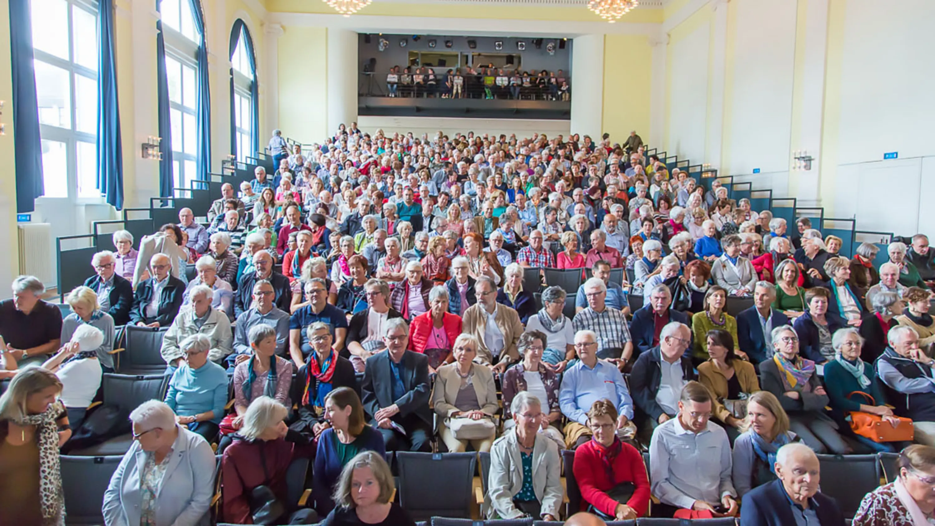 Saal voller Menschen 