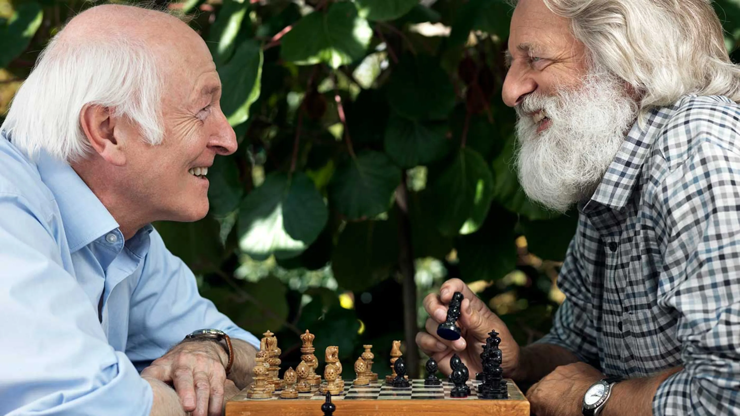 Zwei ältere Herren beim Schach spielen.