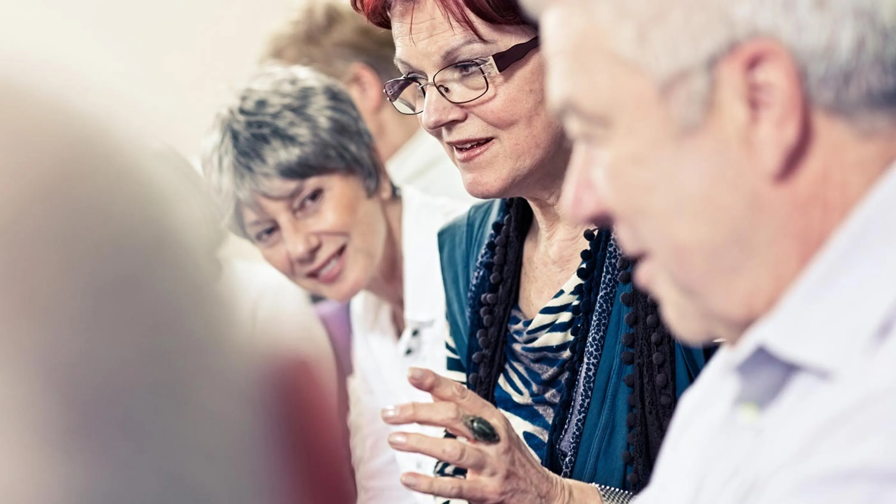 Frau in einer Gruppe Senioren in einem Seminar.
