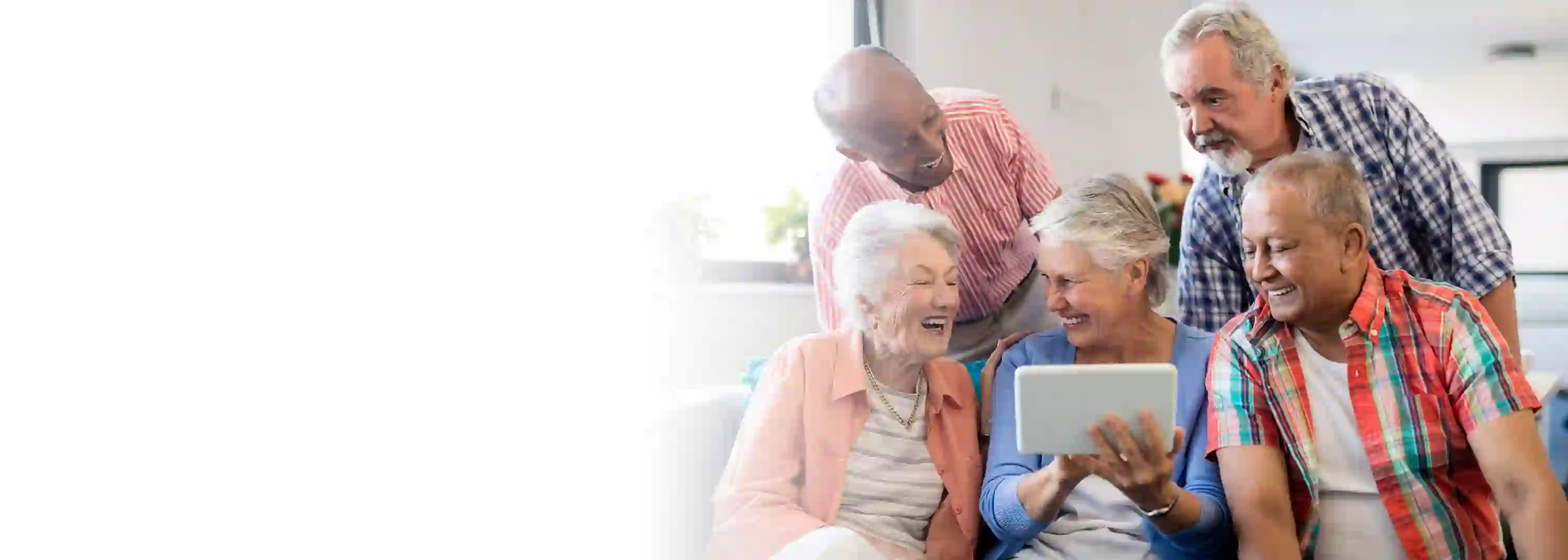 Groupe de seniors souriants