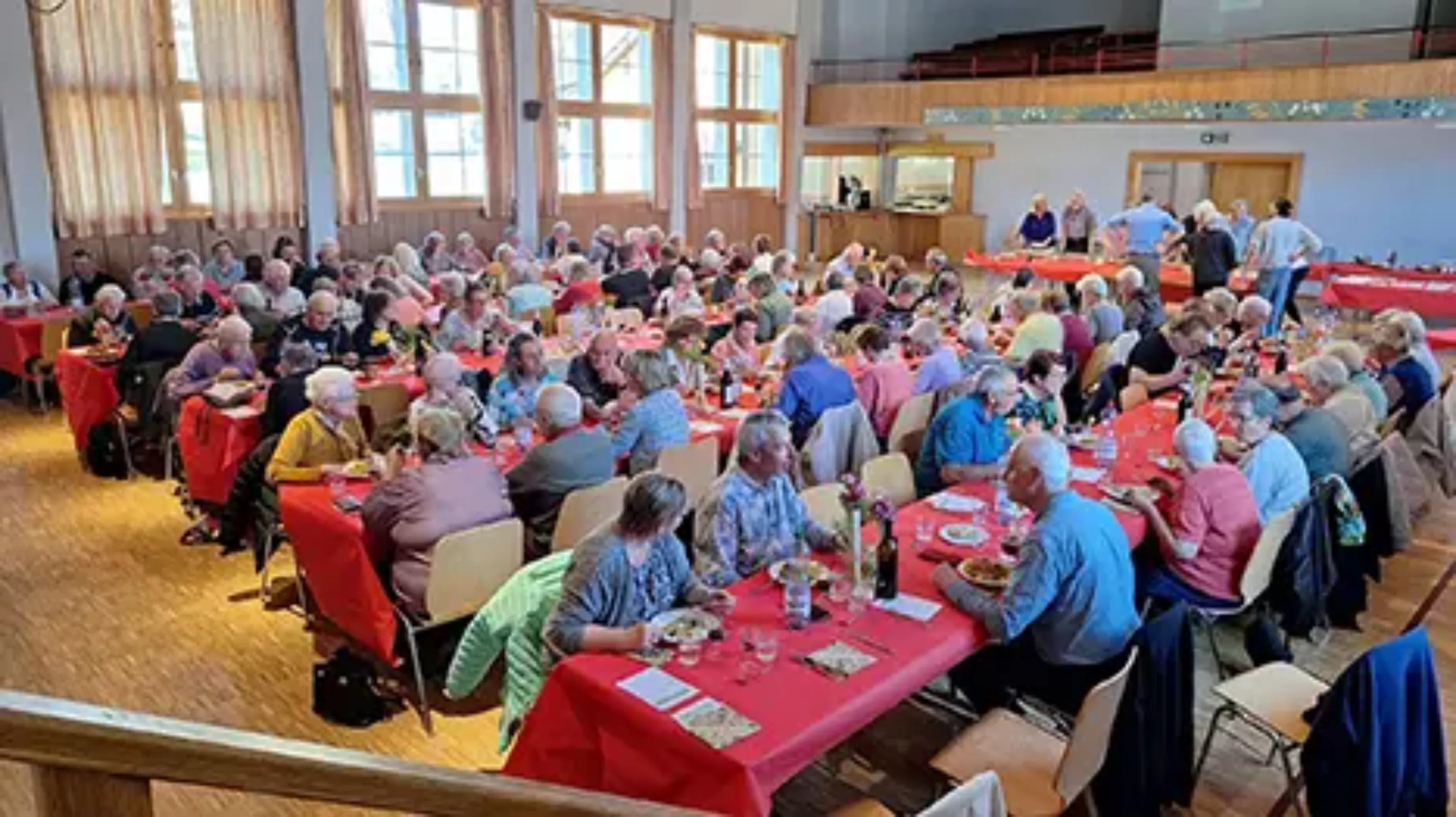 Grand groupe de personne lors d'une manifestation dans une salle des fêtes