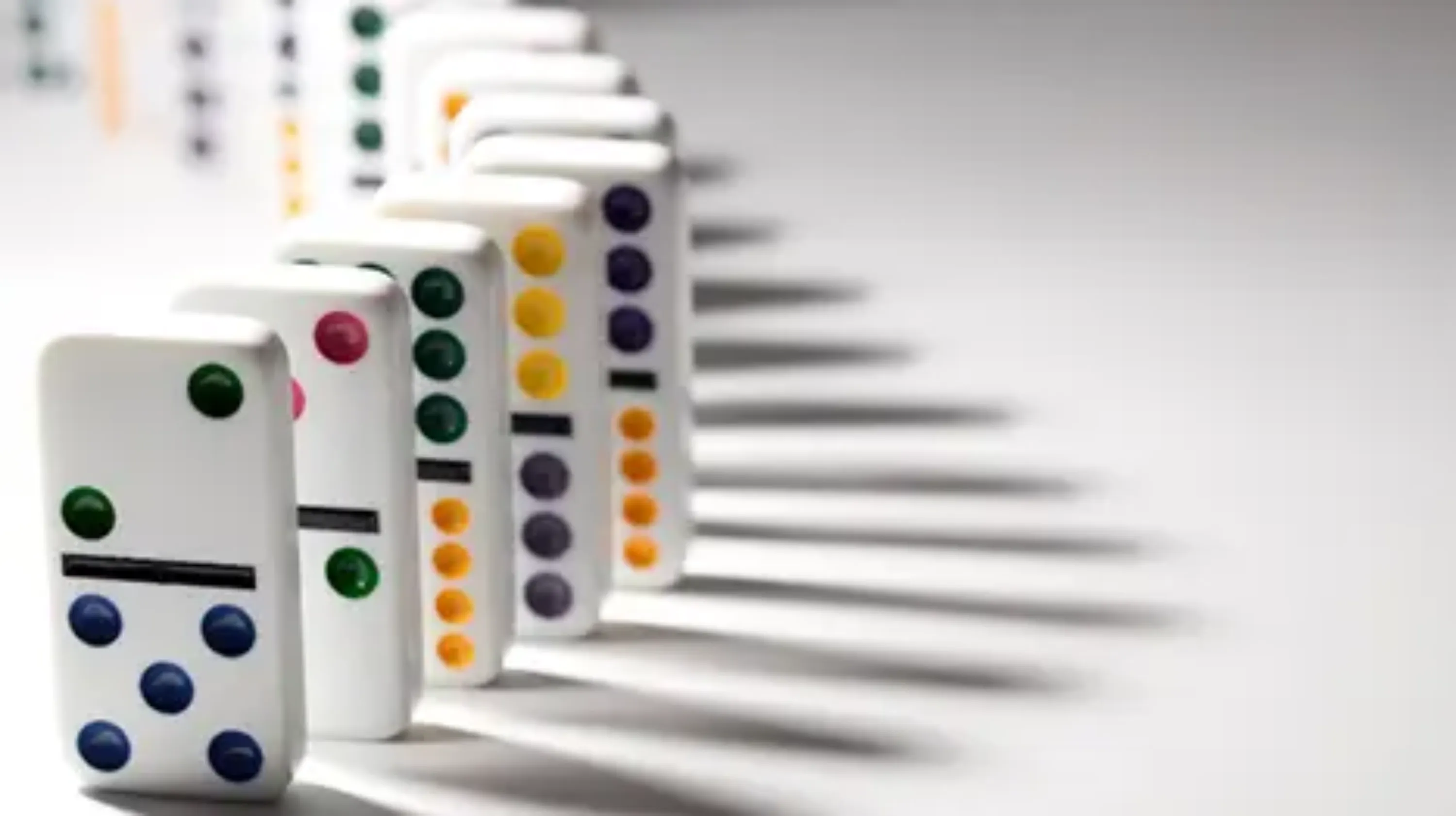 Dominos avec un fond blanc
