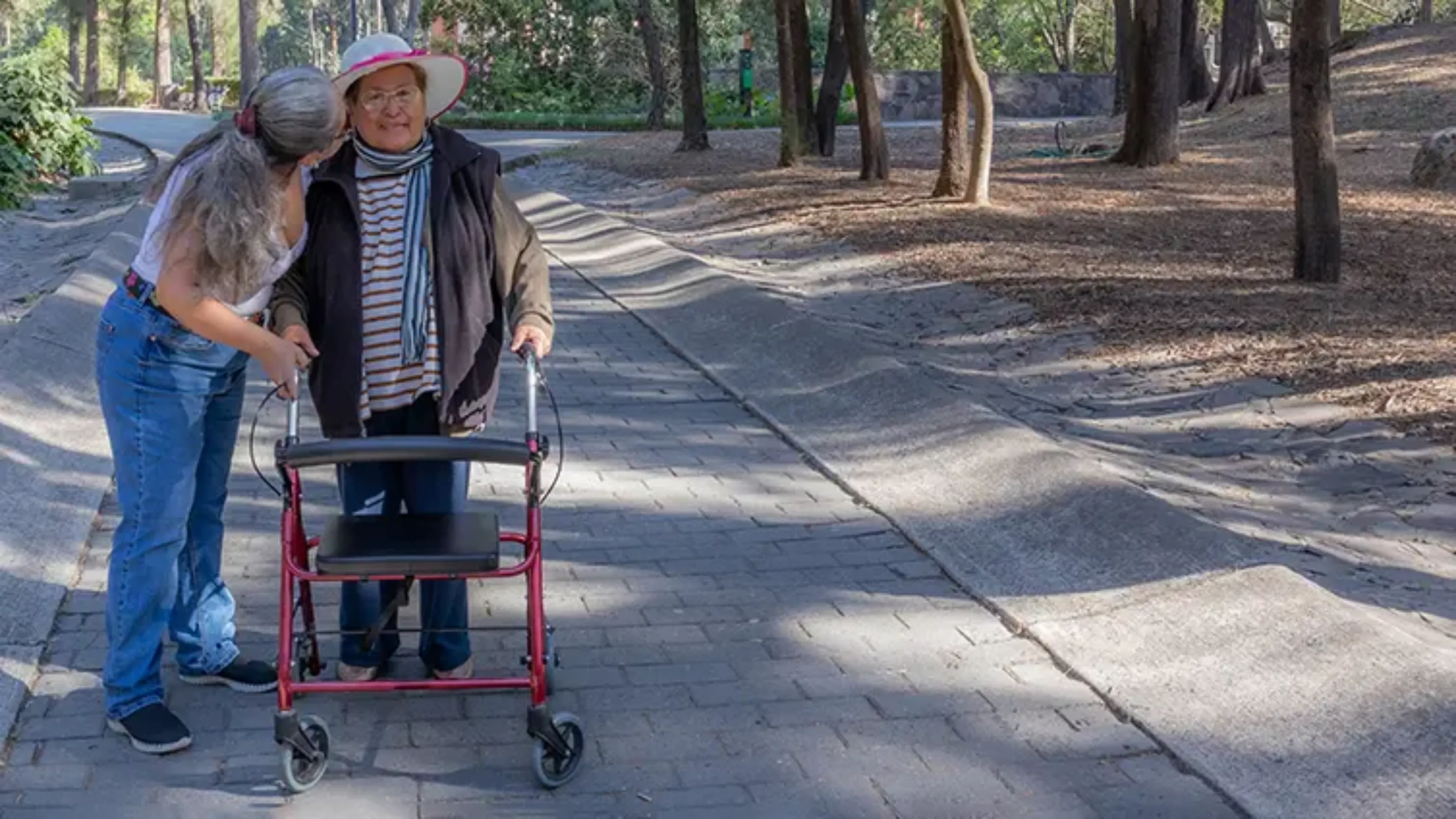 deux personnes qui se promènent 