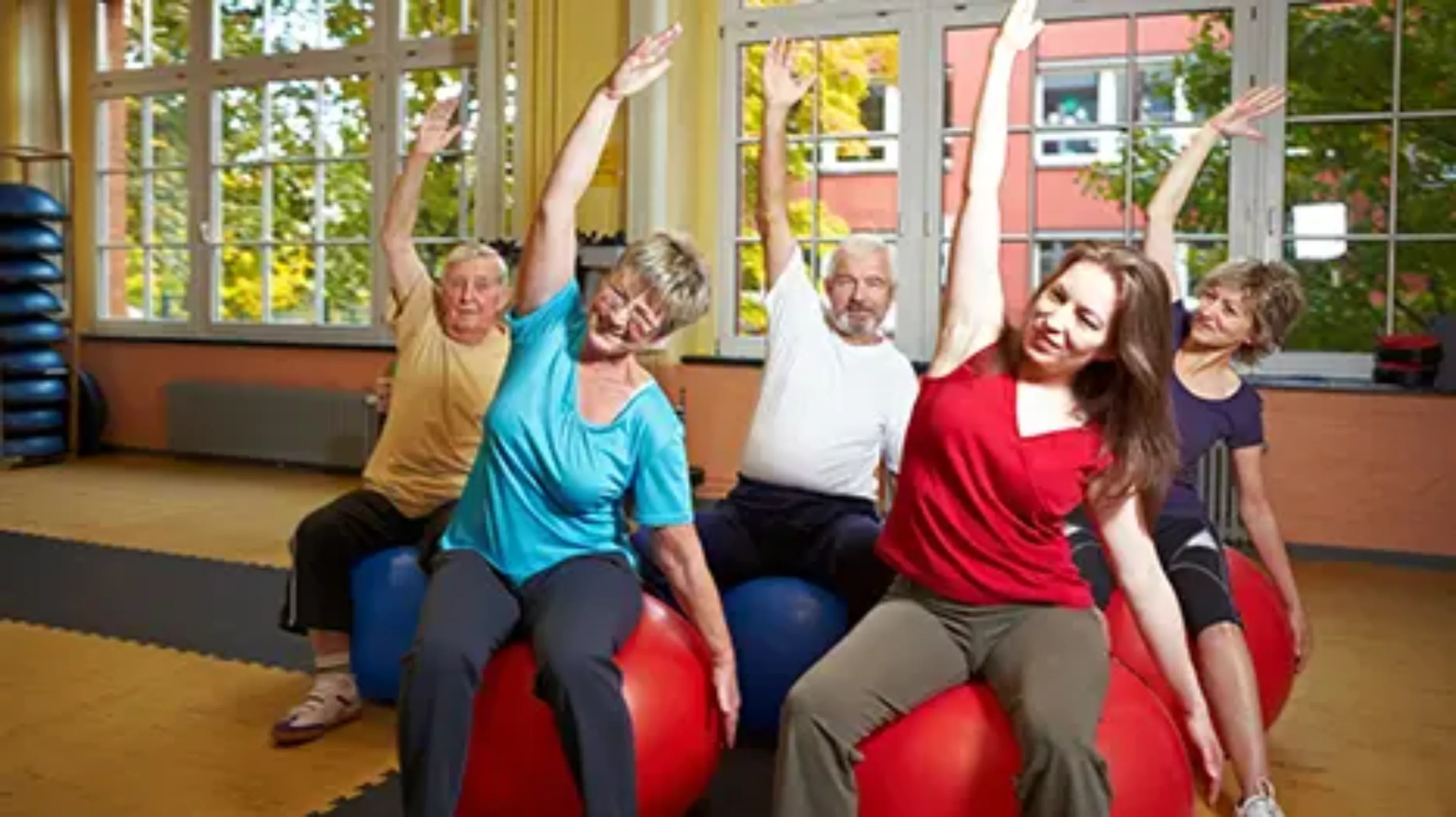 Groupe de personnes qui pratiquent de la gymnastique
