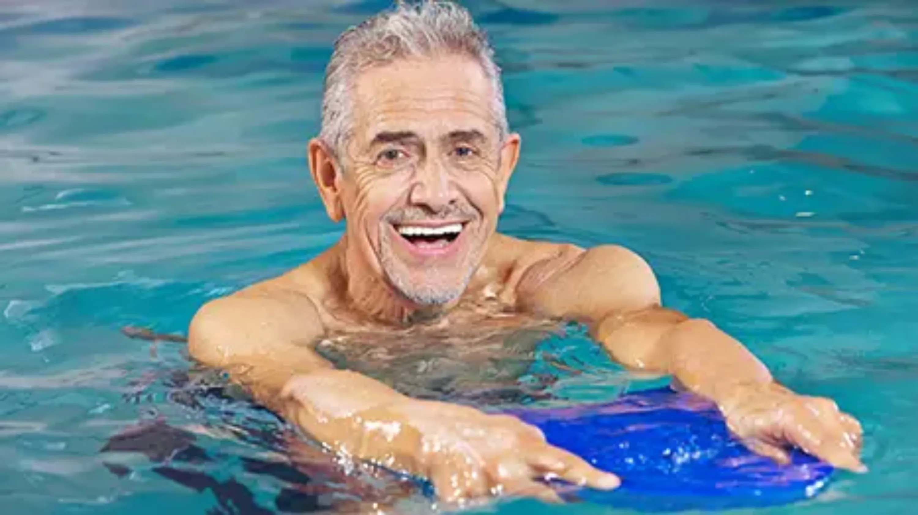 Homme dans une piscine avec une planche