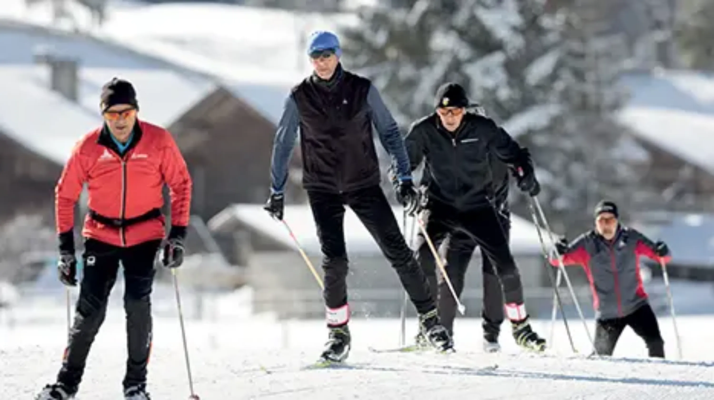 Groupe de personne qui pratique le ski de fond