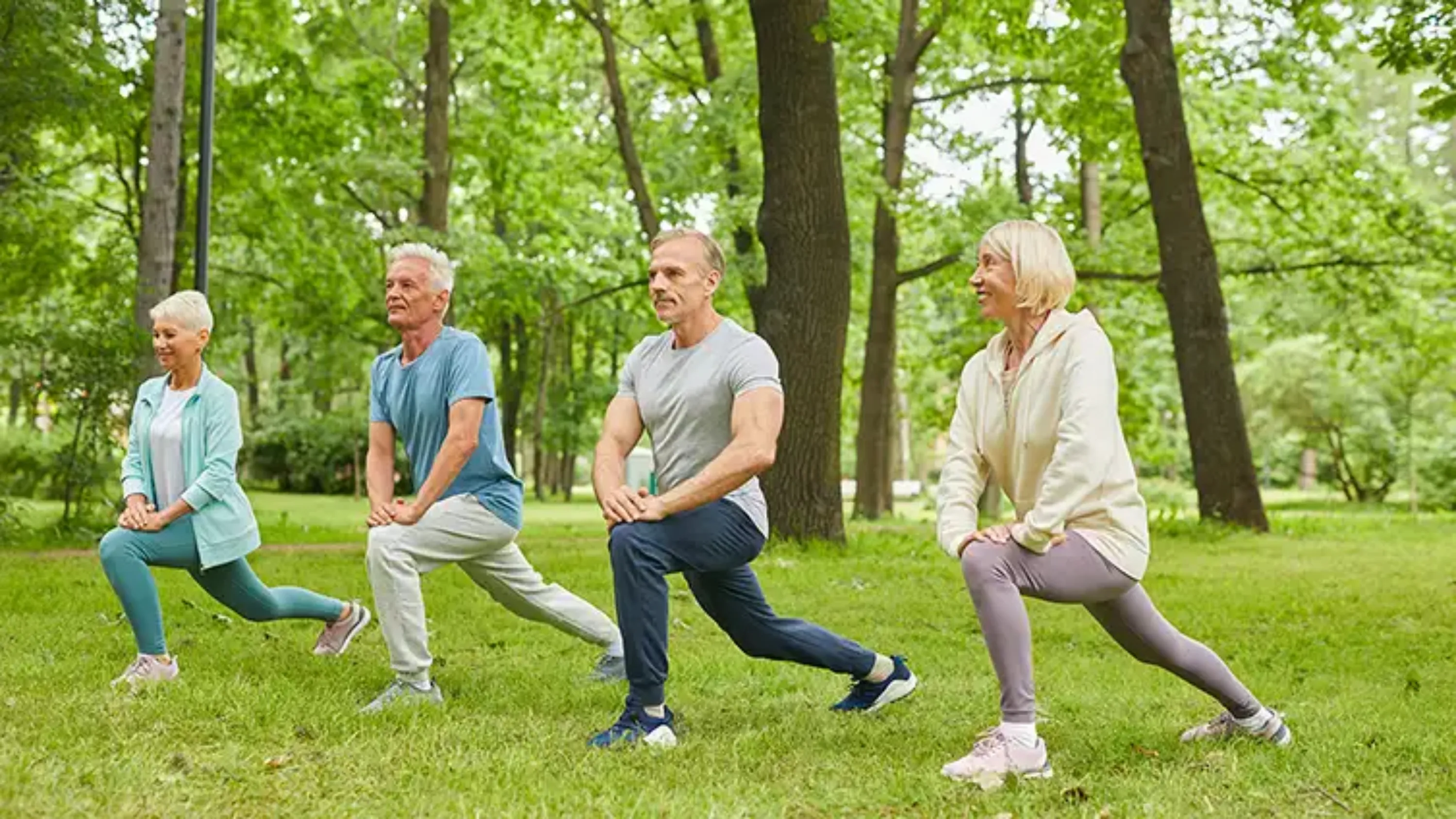 4 personnes plutôt âgées effectuent des étirements en extérieur 