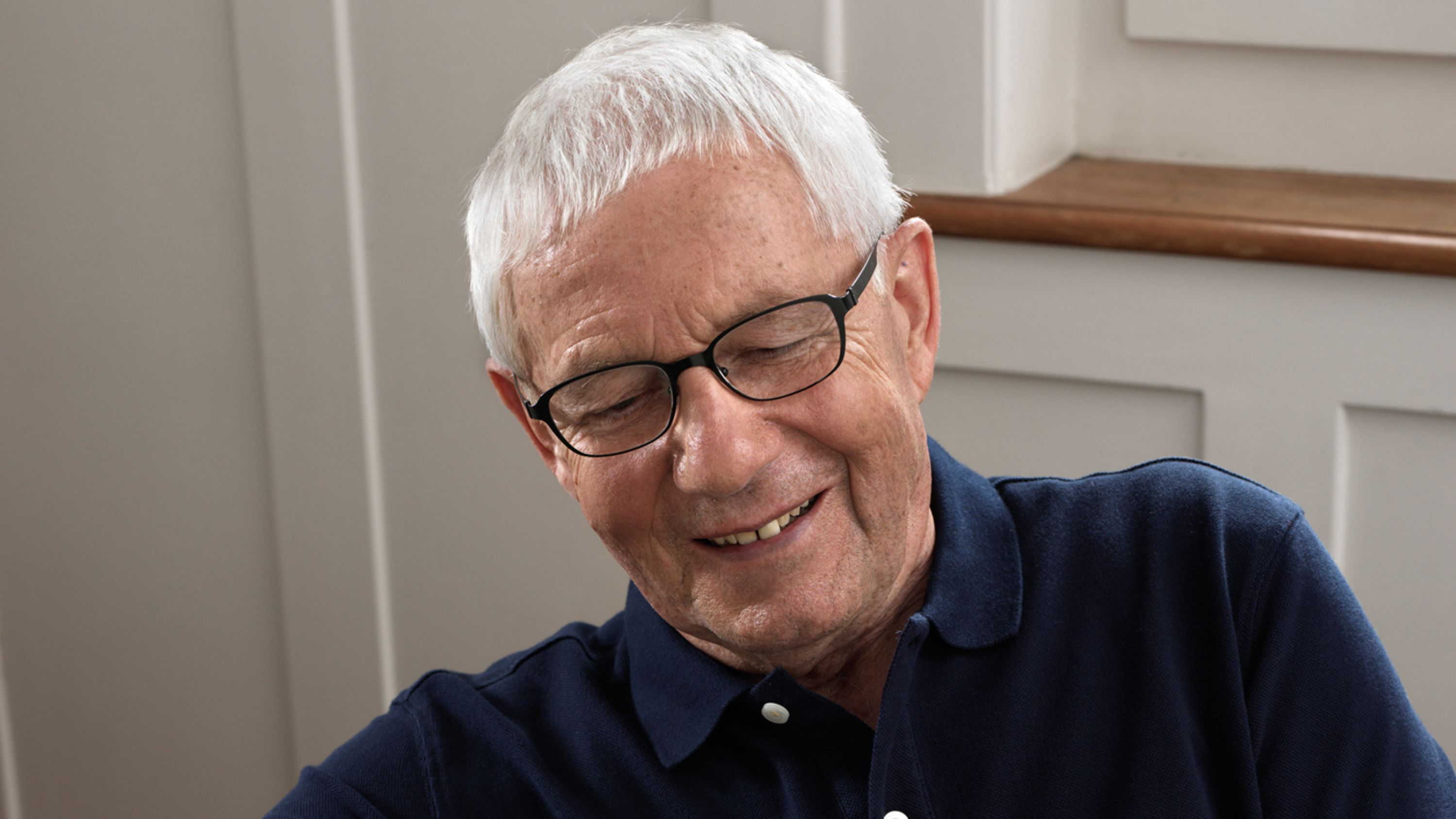 Senior Brille nachdenklich