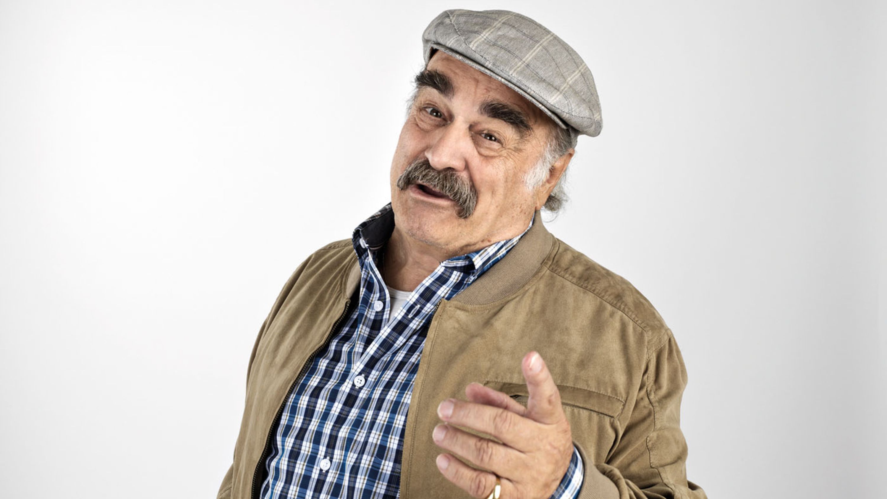 Senior Hut mit Geste