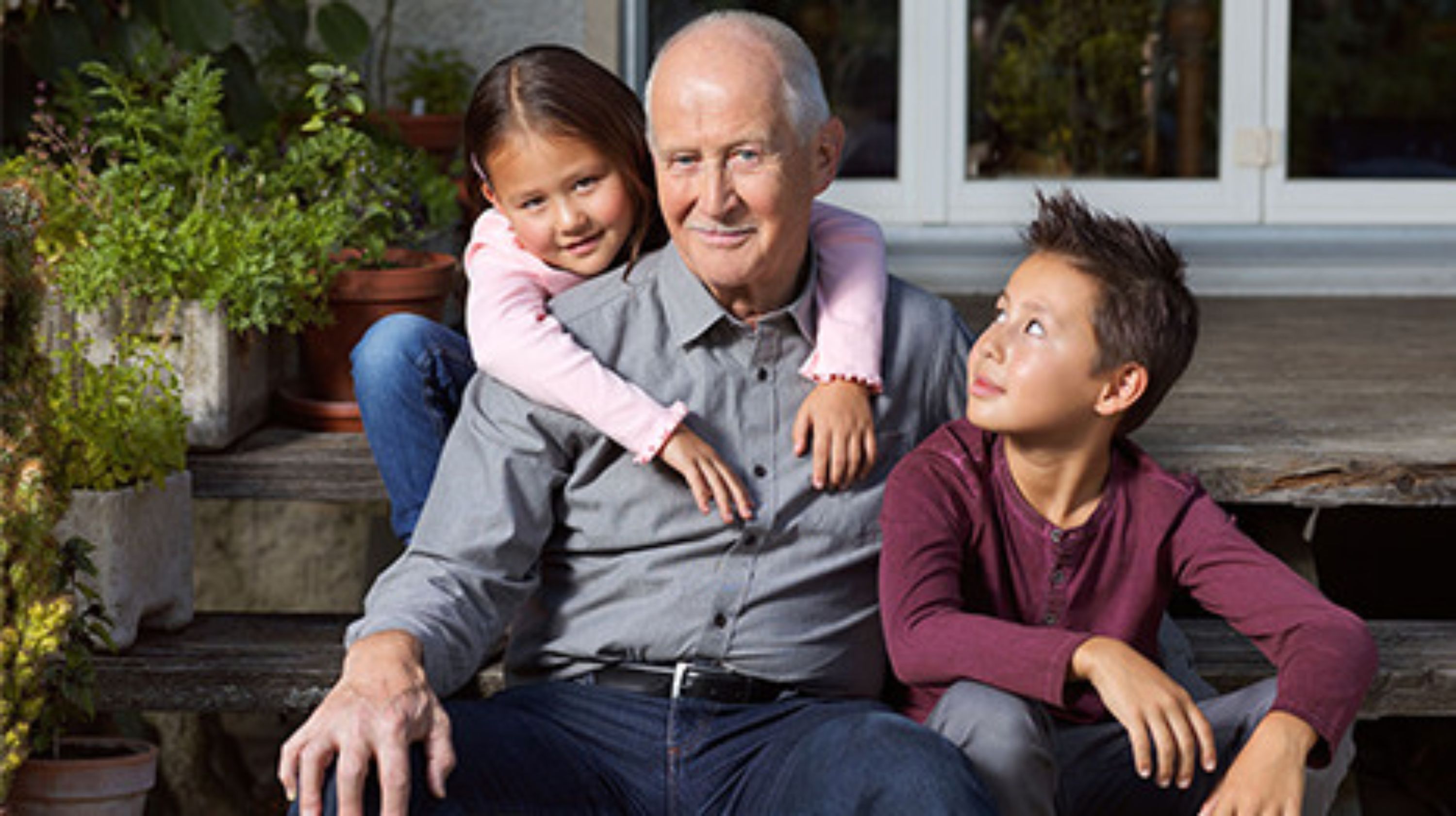 Älterer Herr mit Enkeln