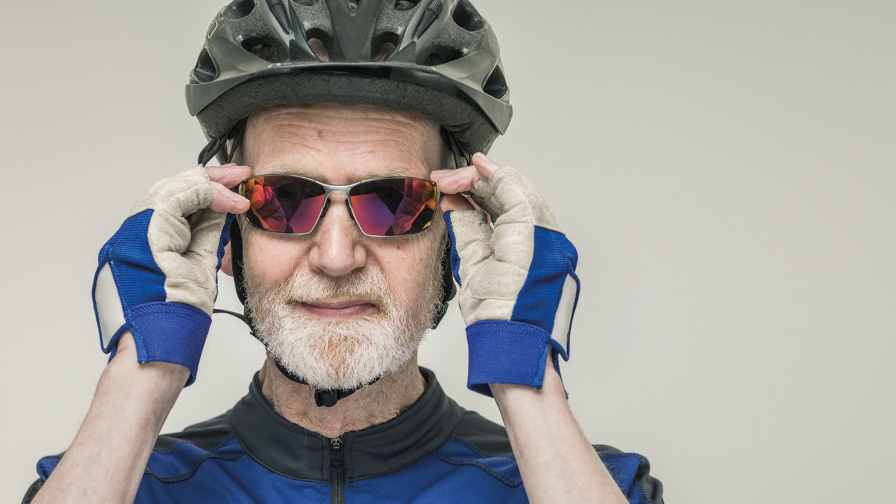 Sportgruppenleiter mit Velohelm, Brille und Handschuhe