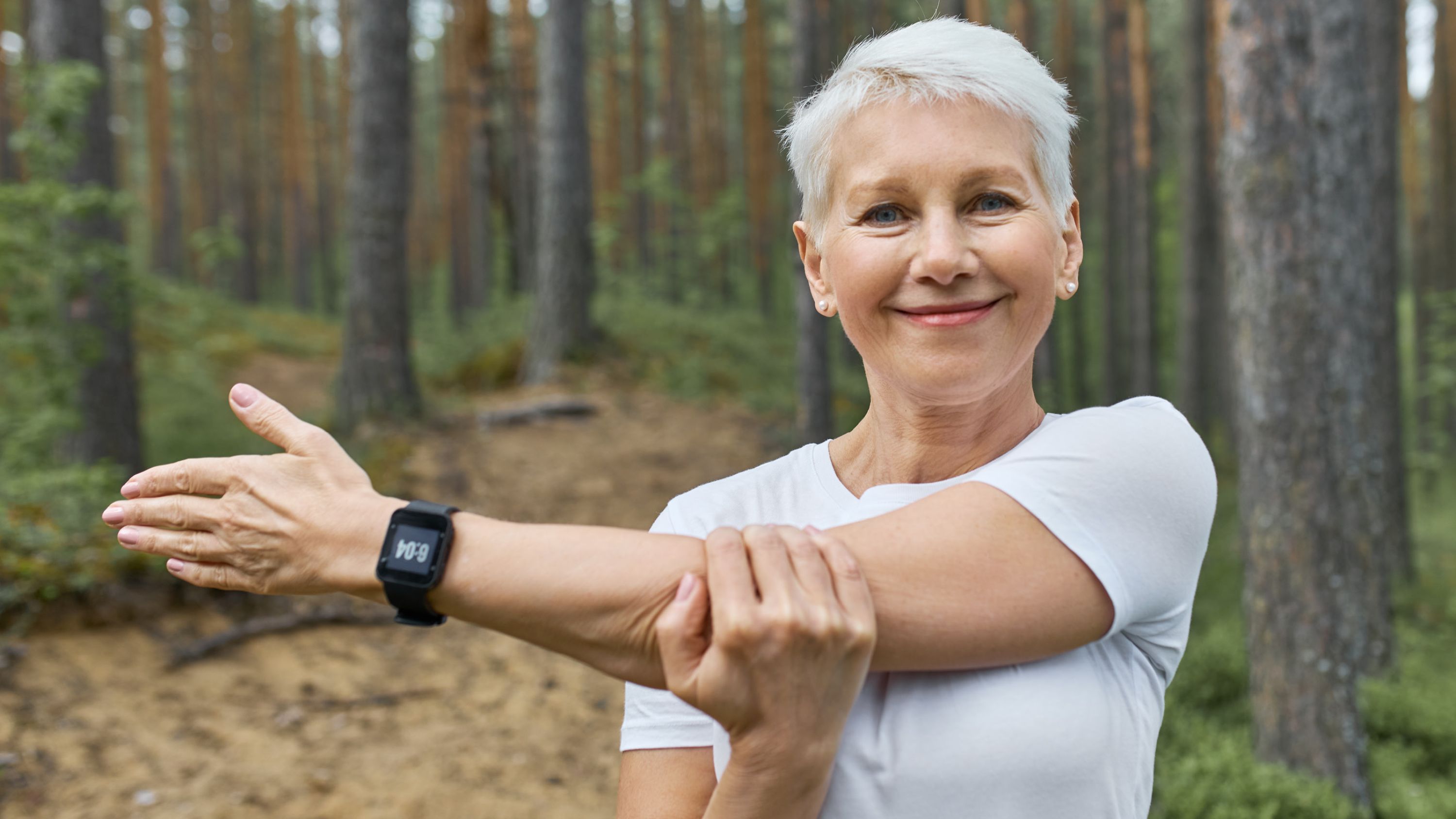Una donna fa stretching nel bosco