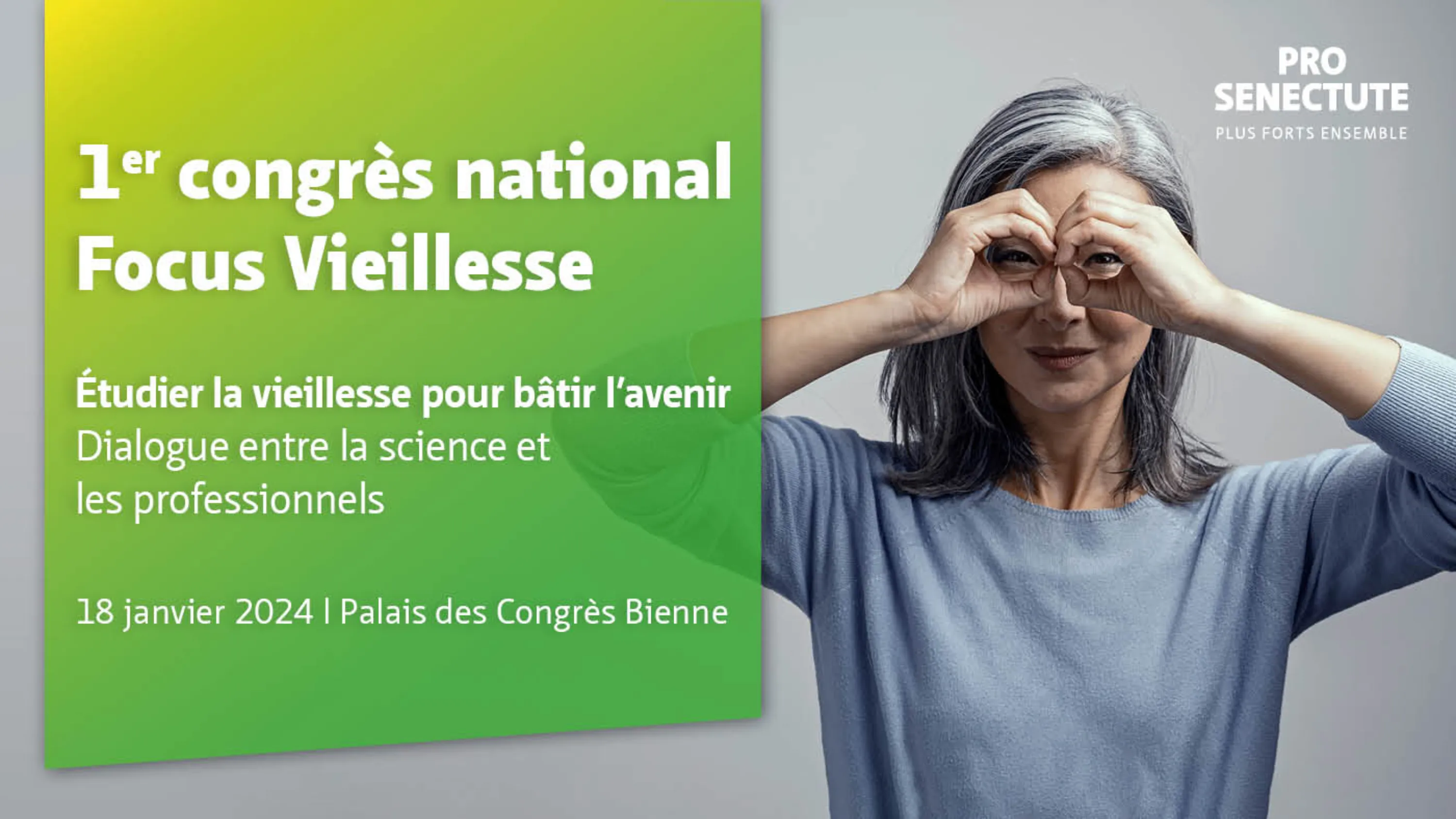 Une femme âgée tient ses mains au-dessus de ses yeux comme des jumelles.