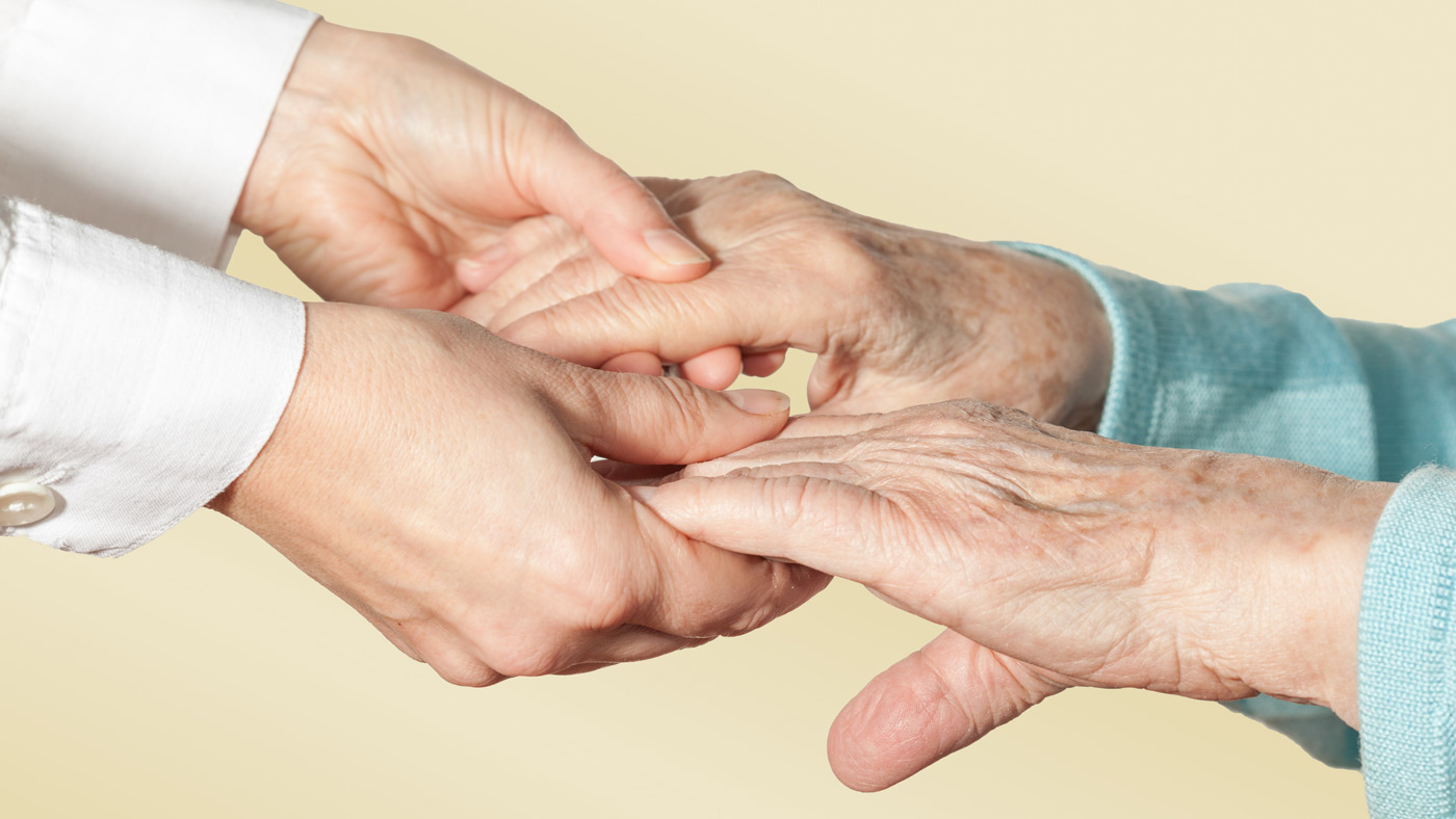 Junge Hände halten Hände von älterer Person