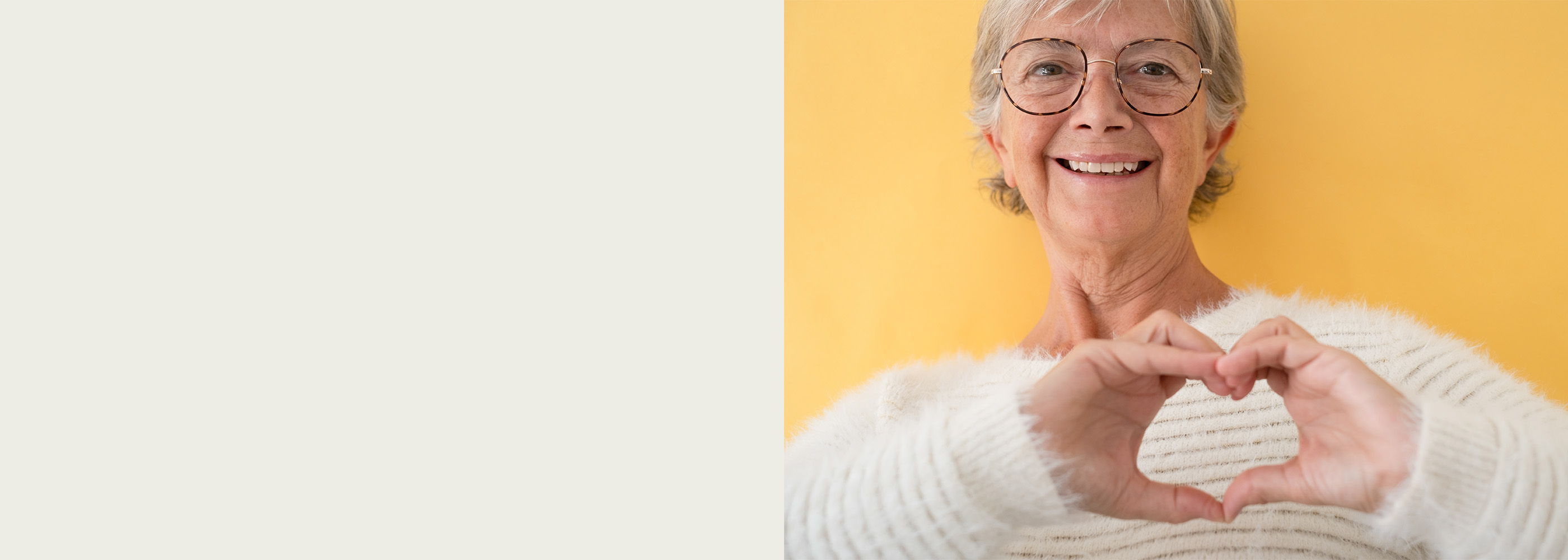 Ältere Dame zeigt Herzsymbol