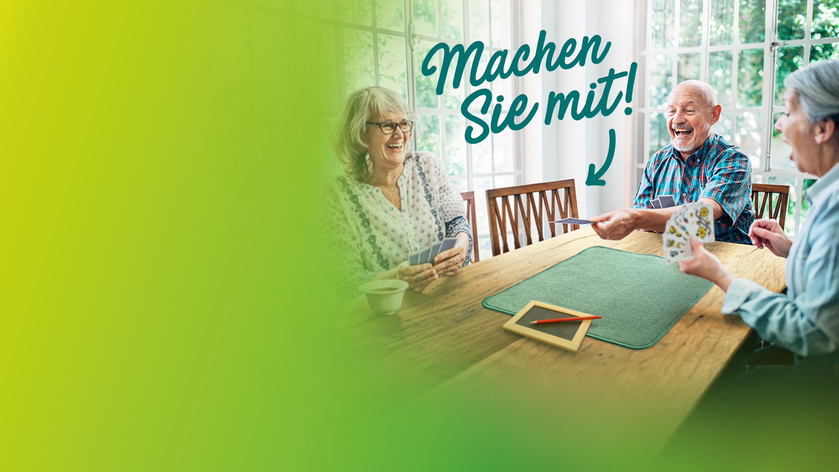 Seniorinnen und Senioren beim Jassen