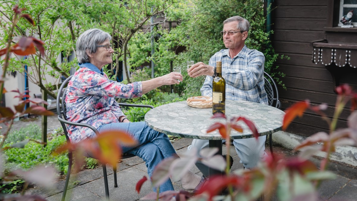 Paar_am_Gartentisch