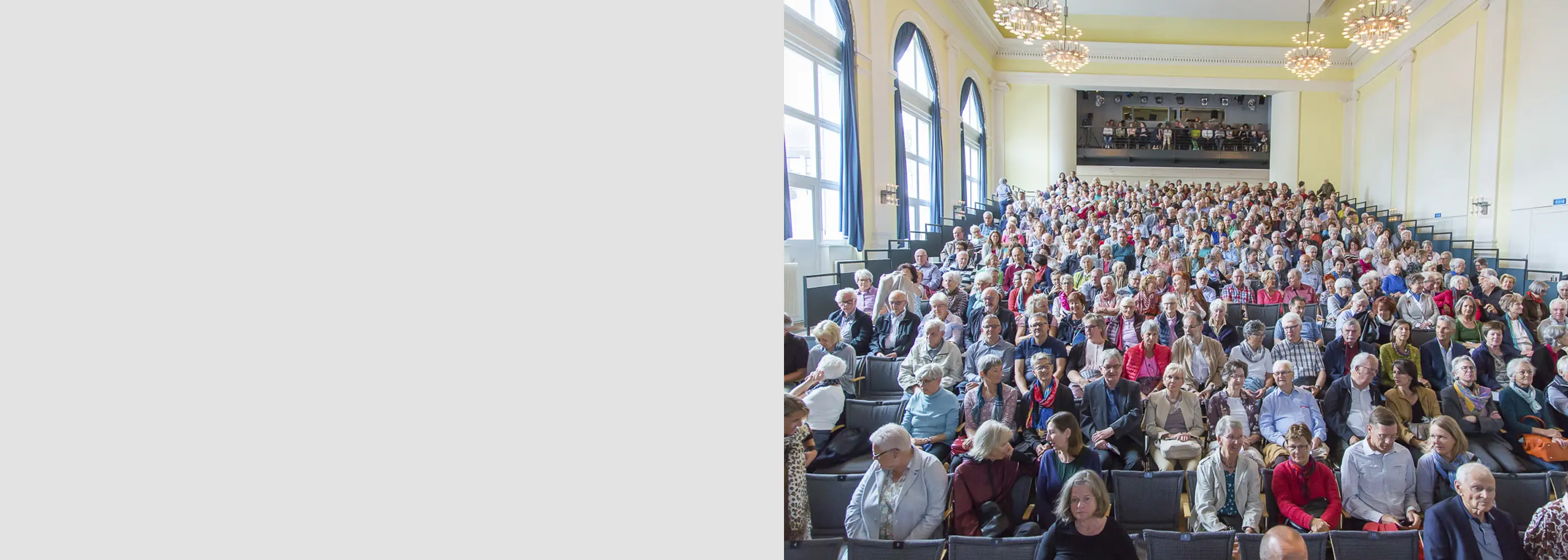 Saal mit vielen Menschen